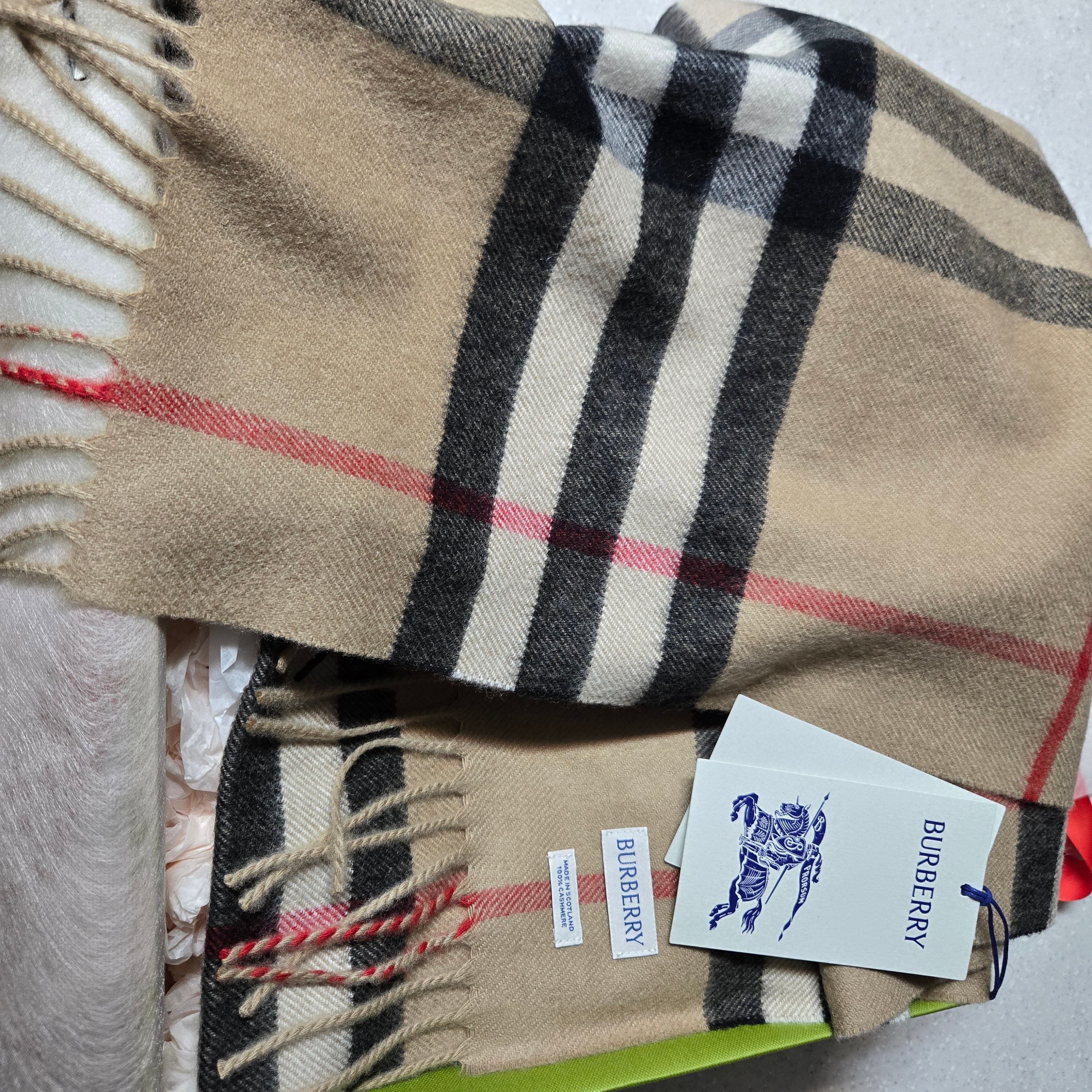 Burberry Vintage Check Cashmere Muffler Beige 착용 스타일 - 1