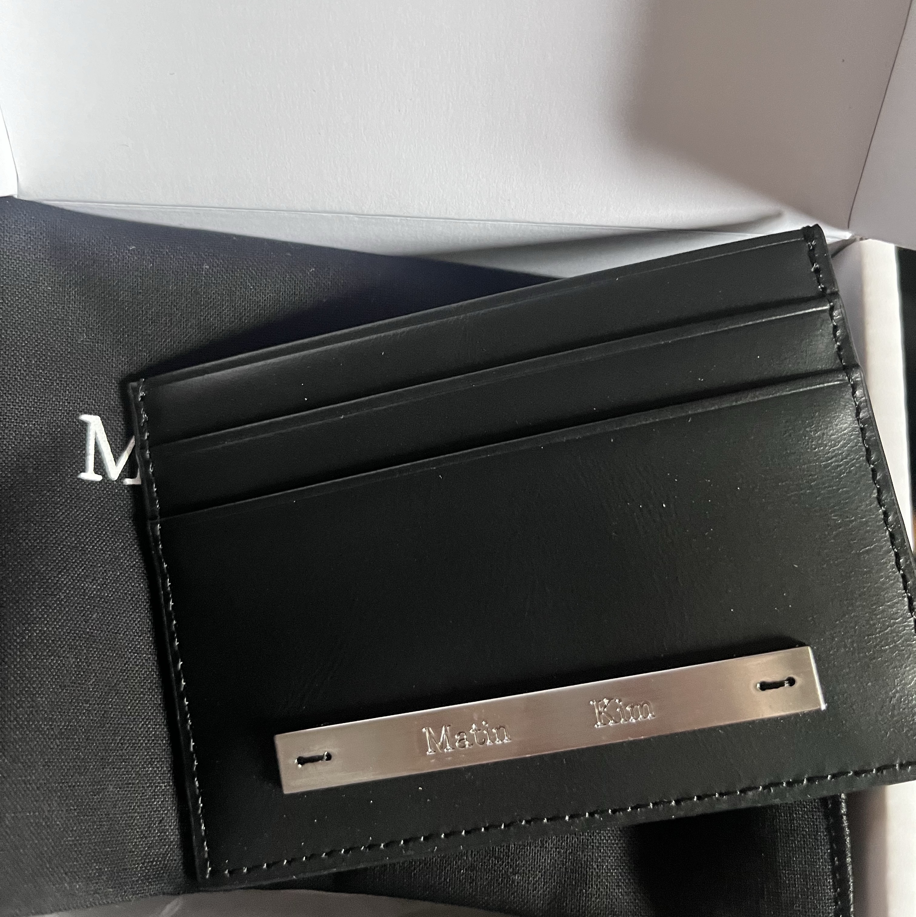 Matin Kim Vintage Card Wallet Black 착용 스타일