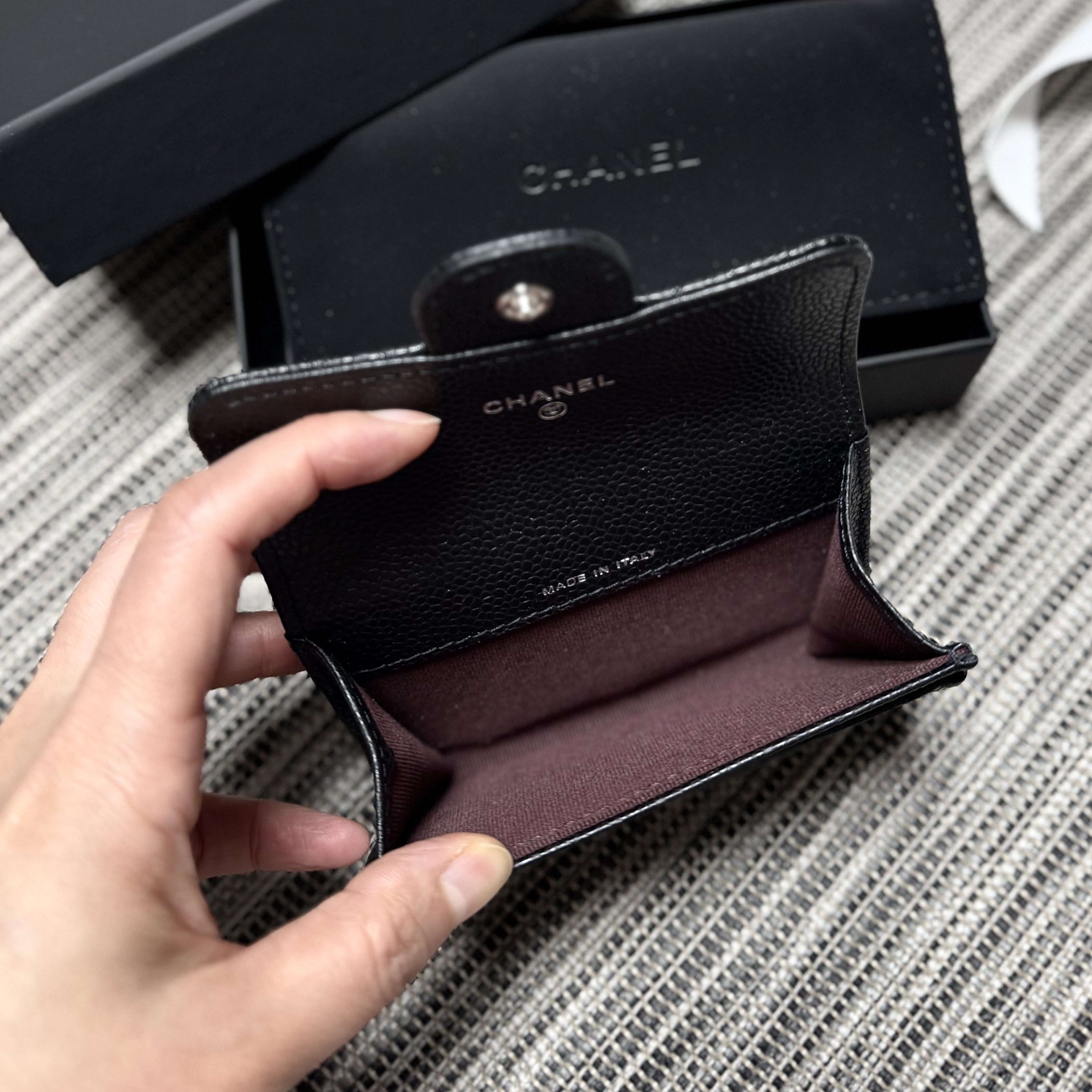 Chanel Classic Card Holder Grained Calfskin & Silver Black 착용 스타일 - 2
