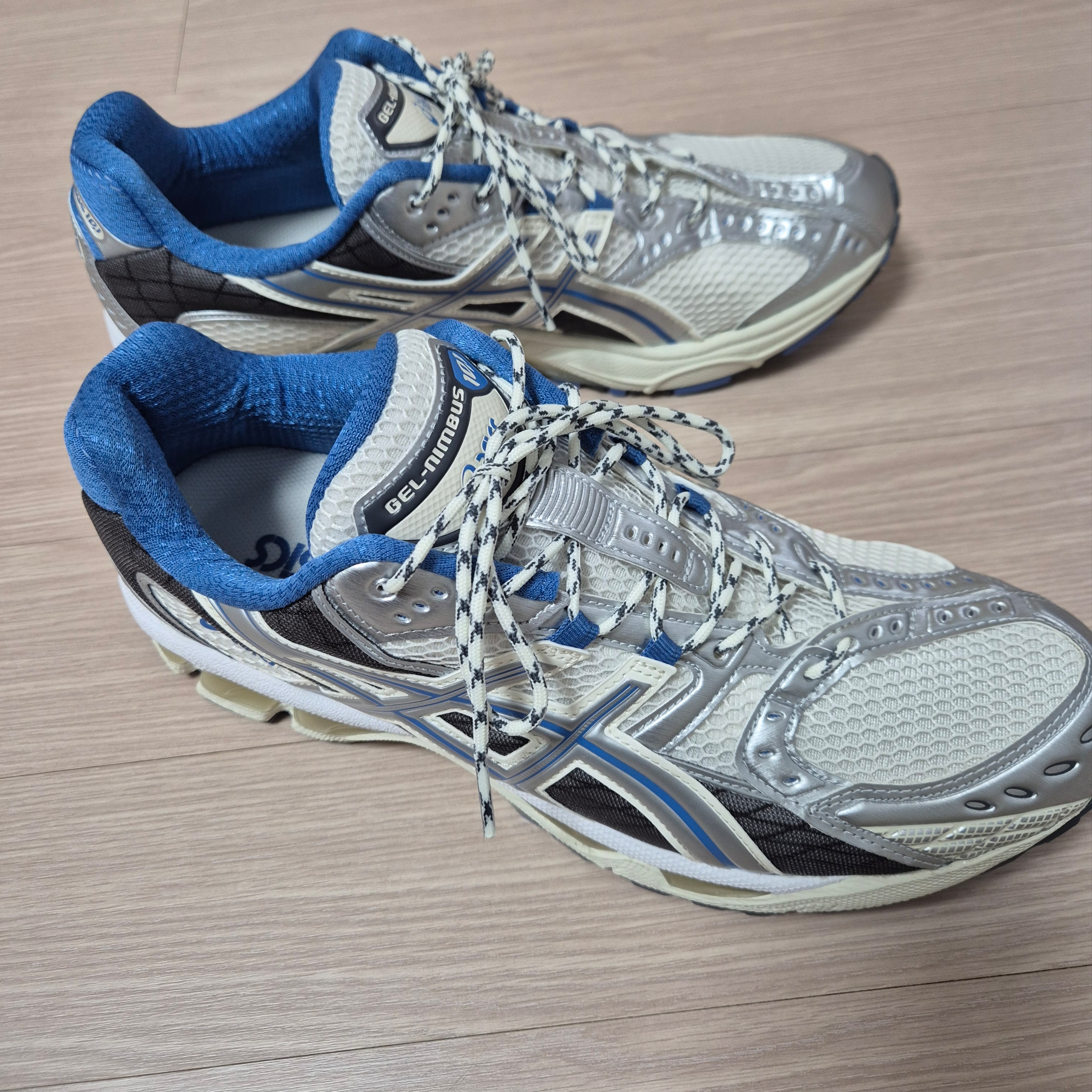 Asics Gel-Nimbus 10.1 Cream Polar Night 착용 스타일 - 6