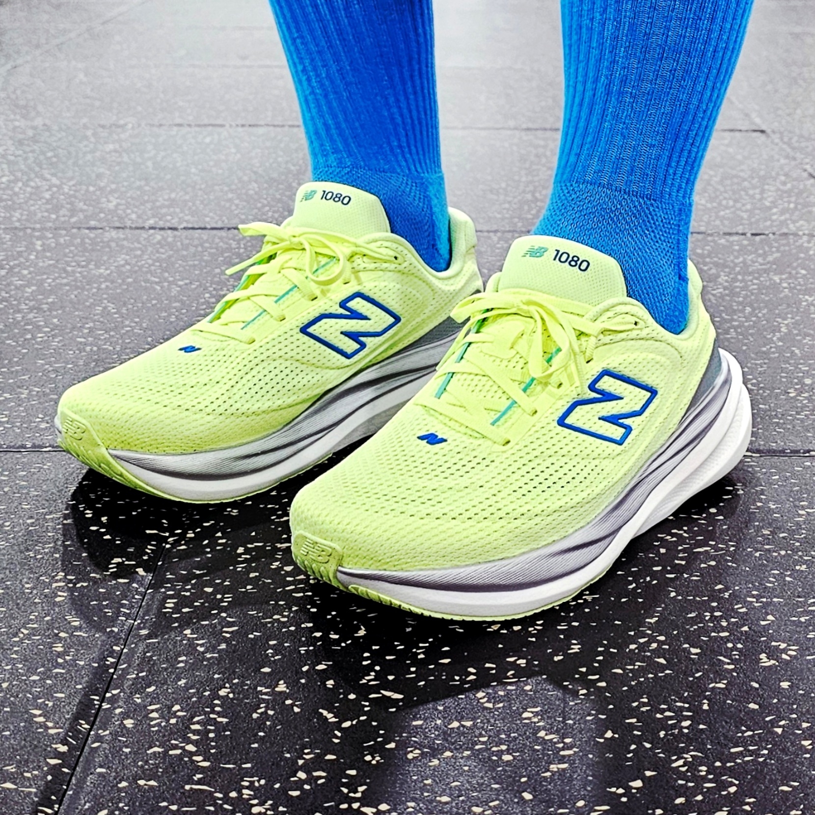 New Balance 1080v15 Afterglow Blue Bird - 2E Wide 착용 스타일