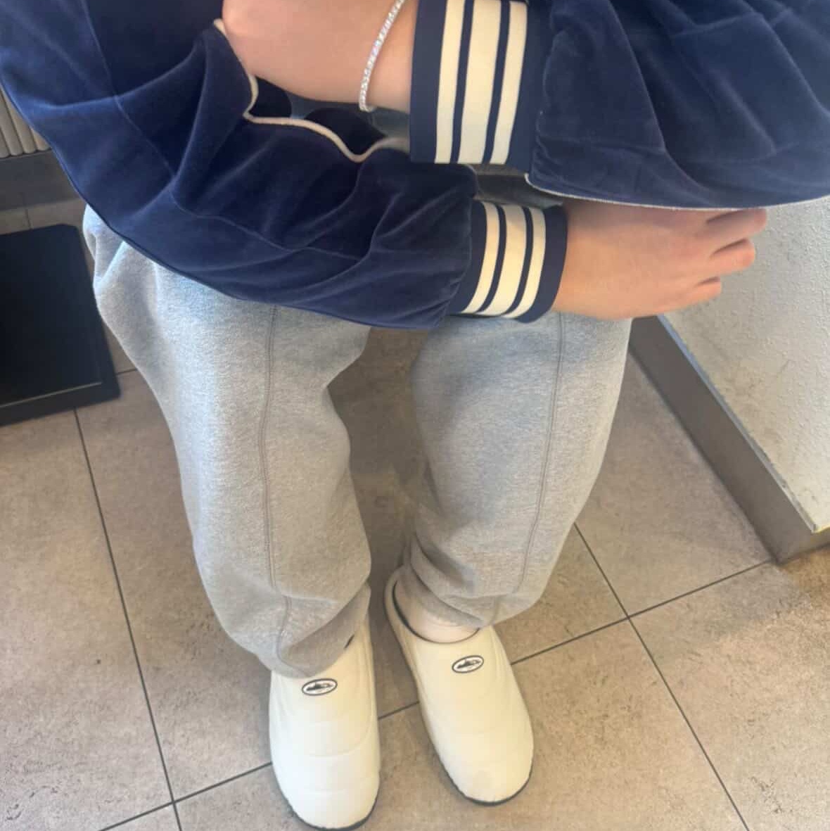 Corteiz VVS Uptown Velour Track Jacket Navy, Corteiz HMP V2 Sweatpant Grey 착용 스타일 - 1