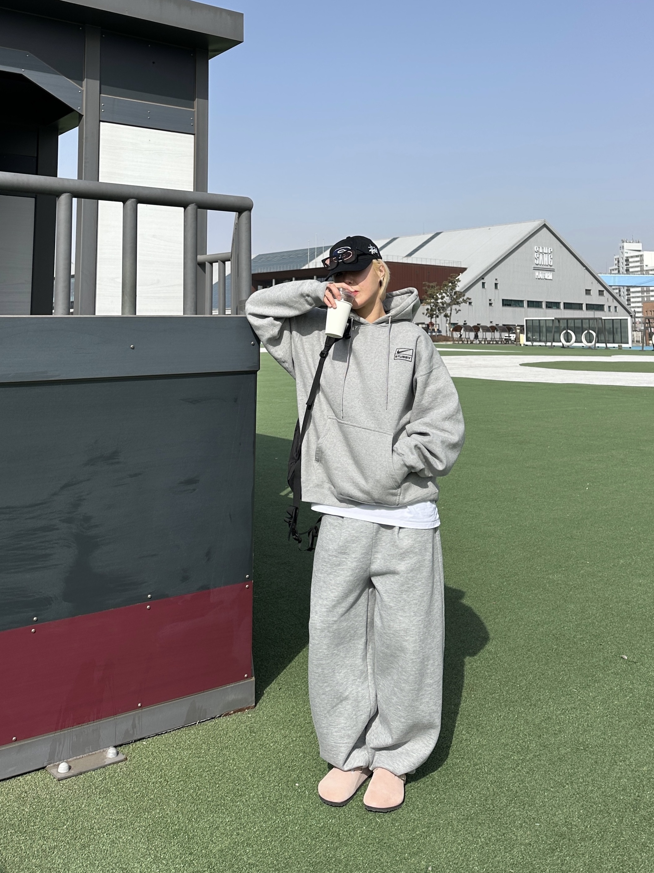 Stussy Chenille S Low Pro Cap Black, Nike x Stussy NRG RA Pullover Hoodie Dark Grey Heather (DJ9488-063) 착용 스타일 - 1