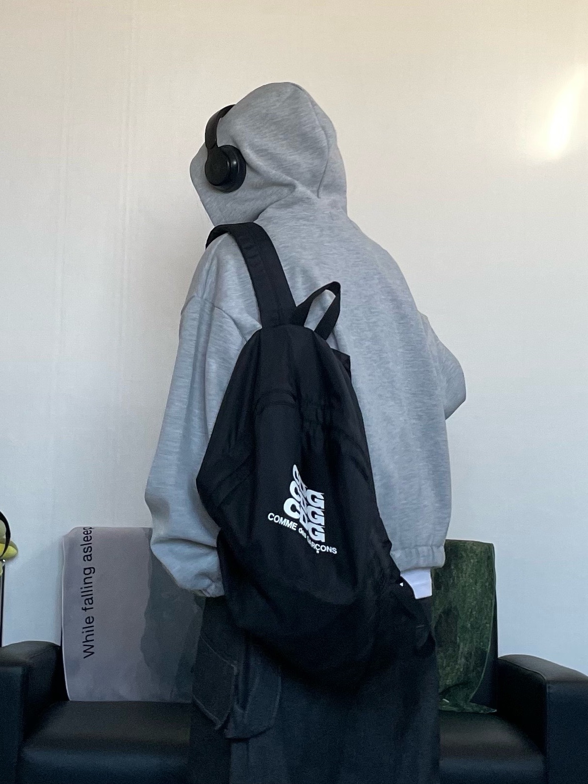 Beats Solo 4 Wireless On Ear Headphone Matt Black (Korean Ver.), Stussy Canvas Side Pouch Washed Black 착용 스타일 - 9