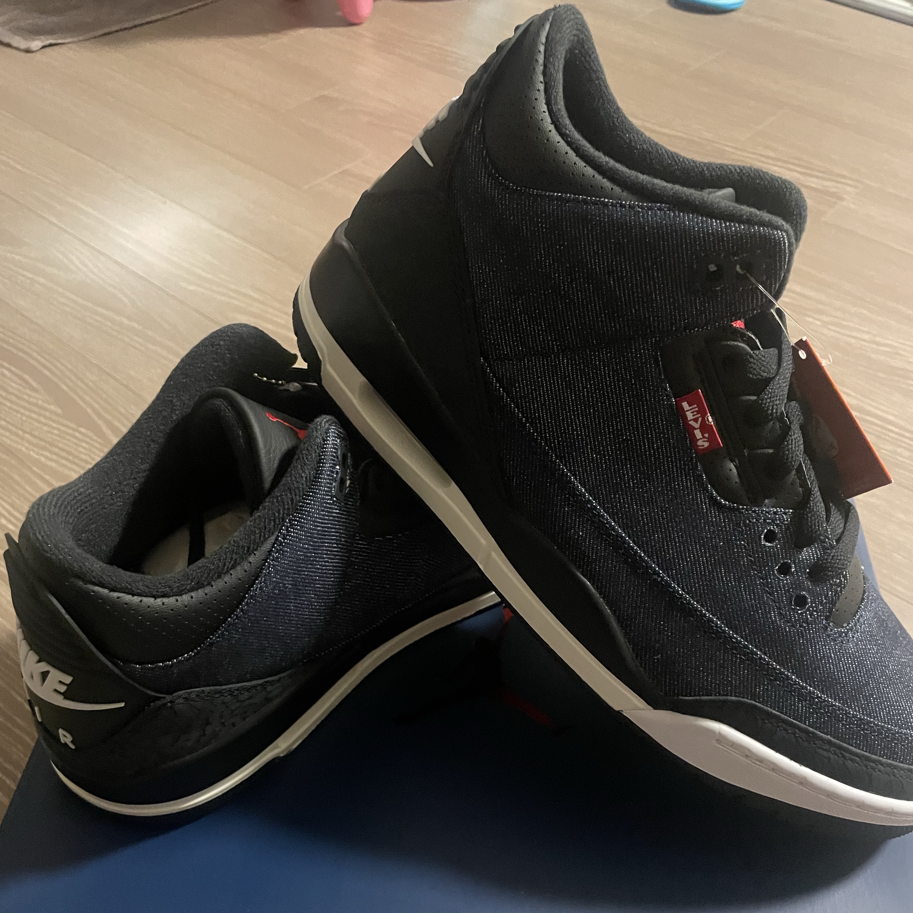 Jordan 3 x Levi’s Indigo and Gym Red 착용 스타일 - 3