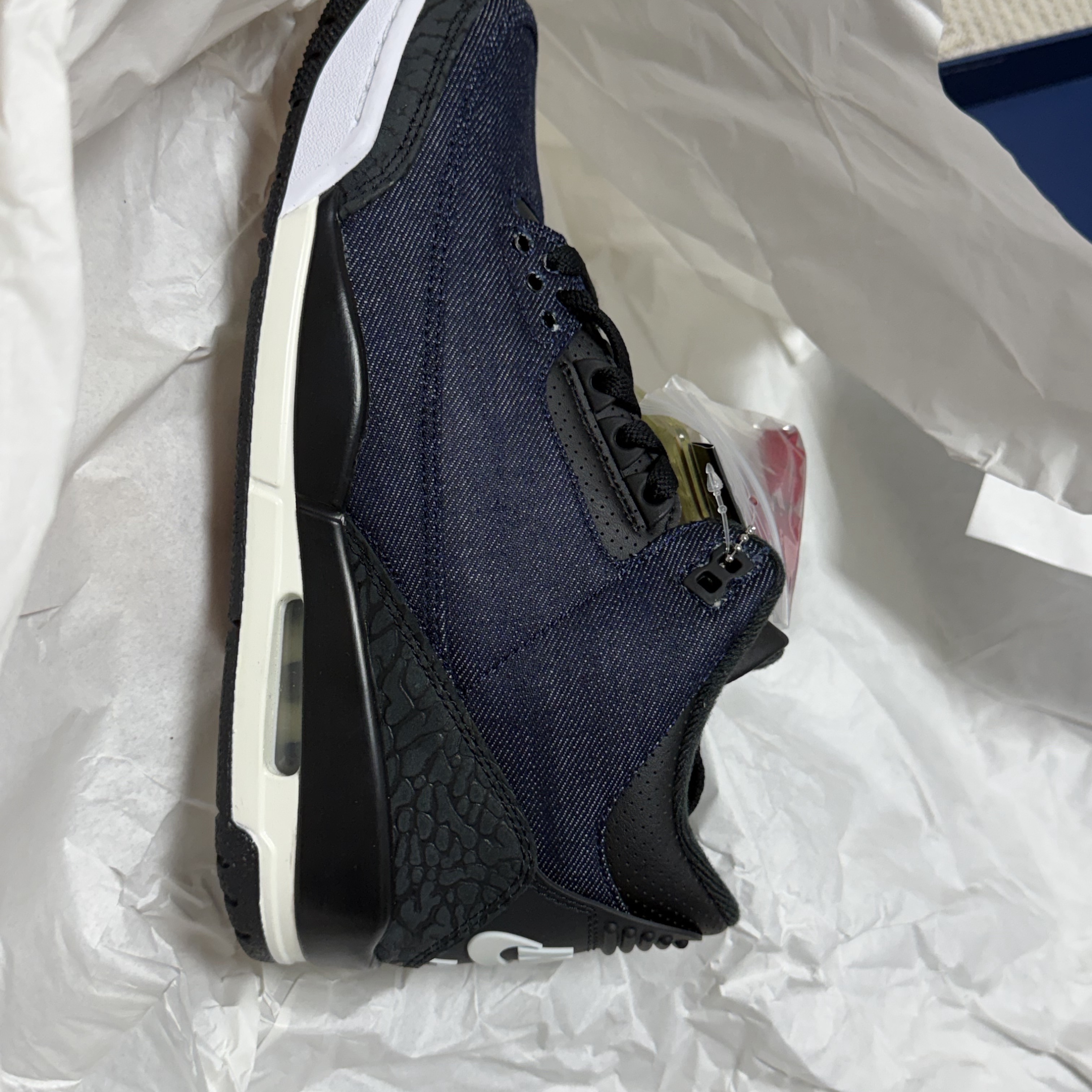 Jordan 3 x Levi’s Indigo and Gym Red 착용 스타일 - 3