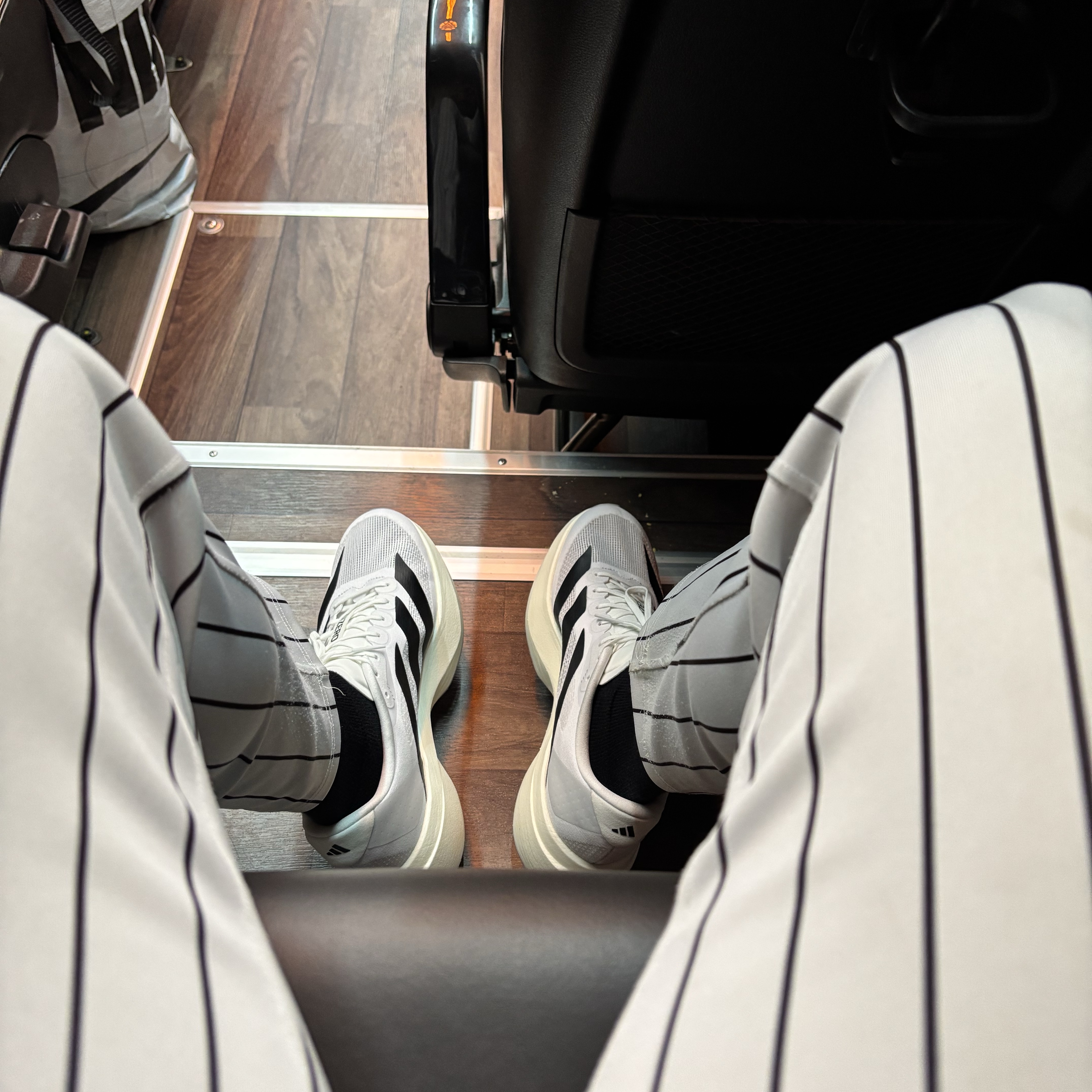 Adidas Adizero EVO SL Cloud White Core Black 착용 스타일