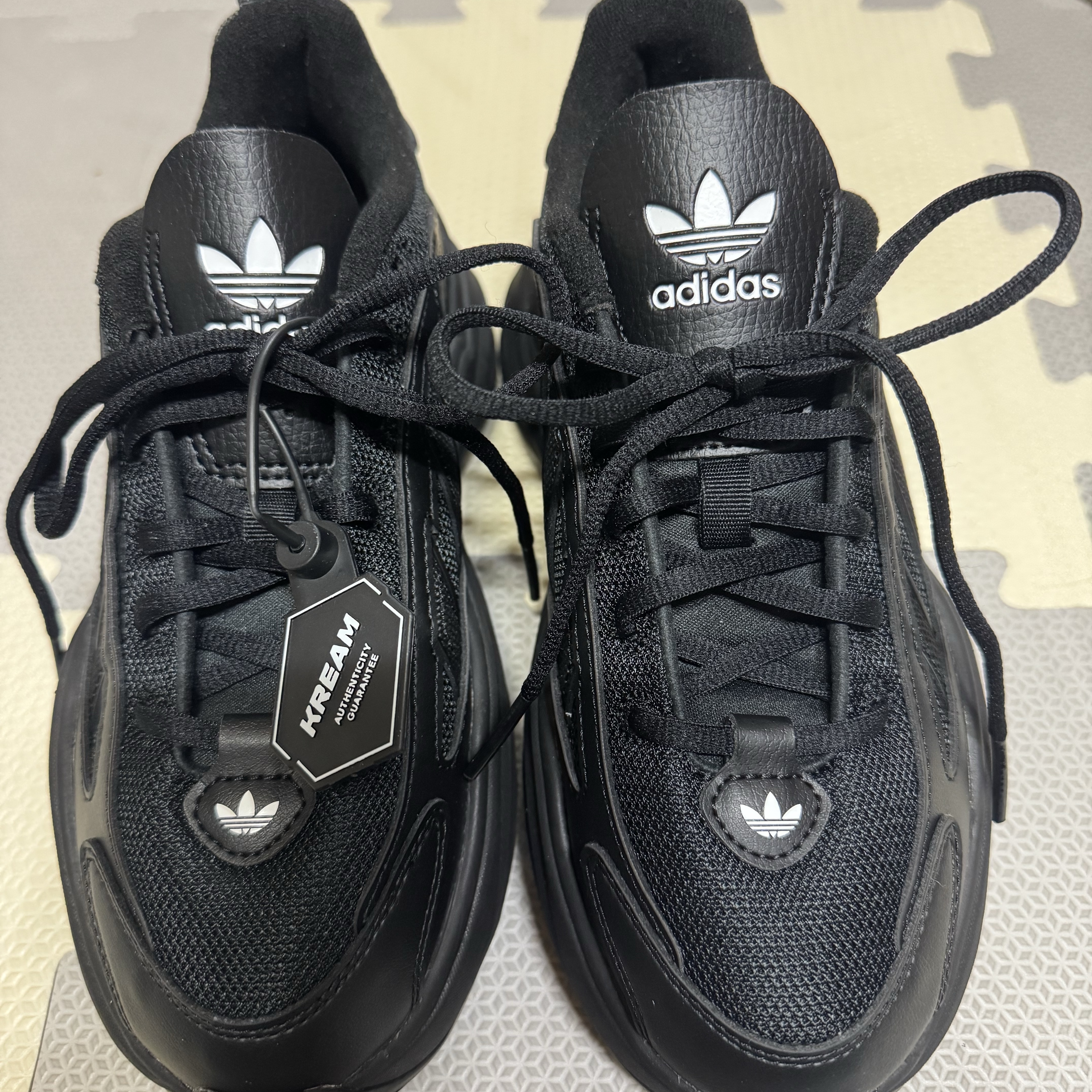 (W) Adidas Ozgaia Core Black 착용 스타일