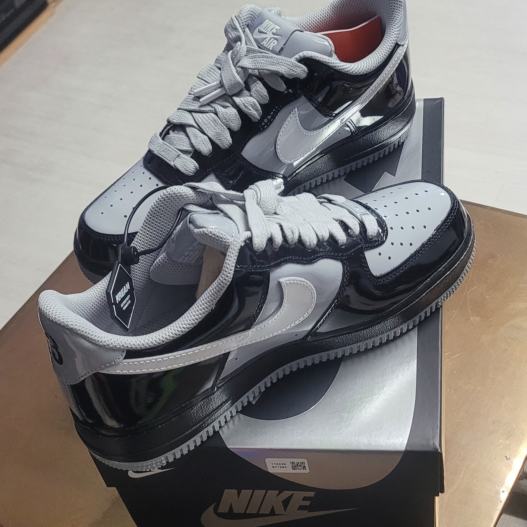 Nike x Syna Air Force 1 '07 Black and Light Smoke Grey 착용 스타일 - 1