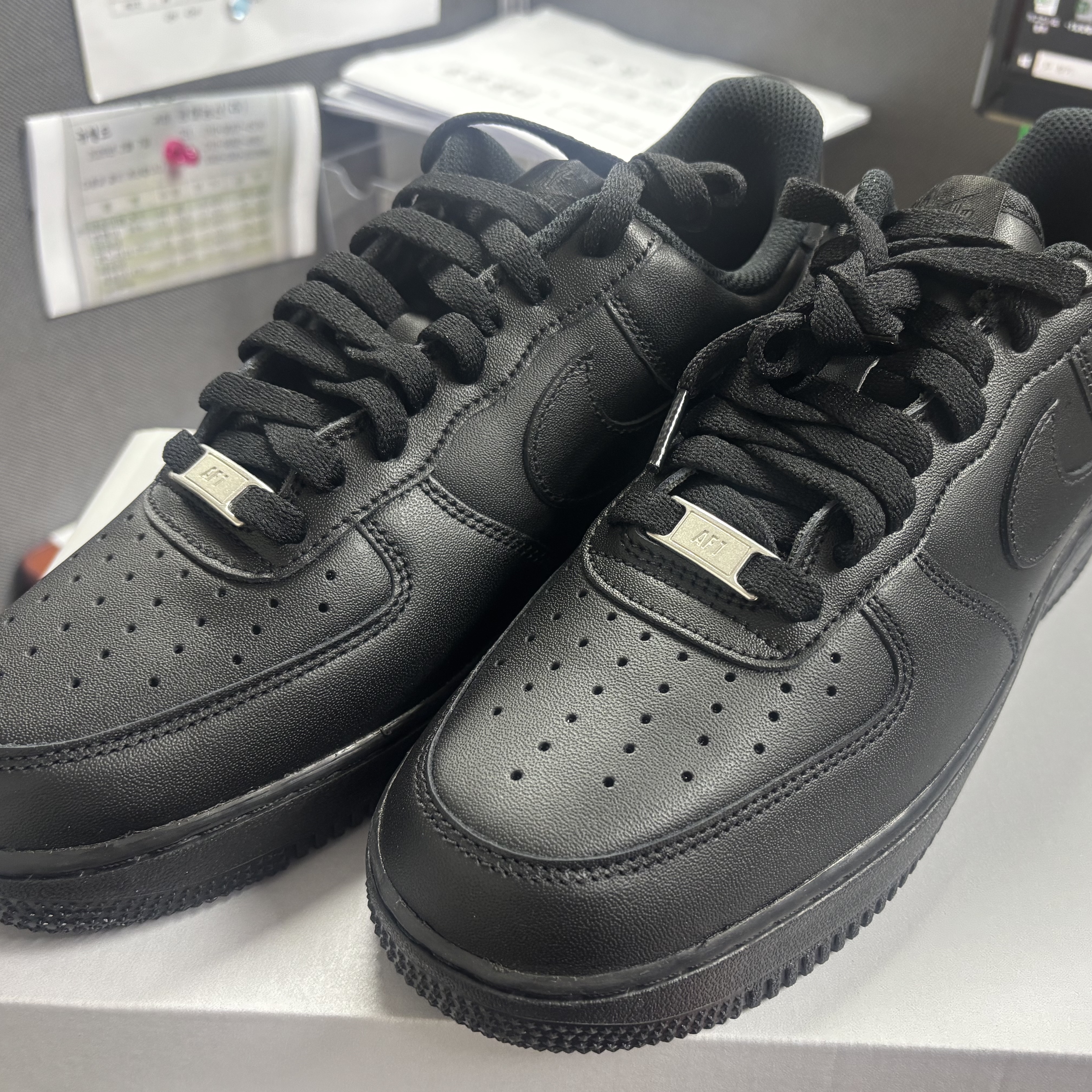 Nike Air Force 1 '07 Low Triple Black 착용 스타일