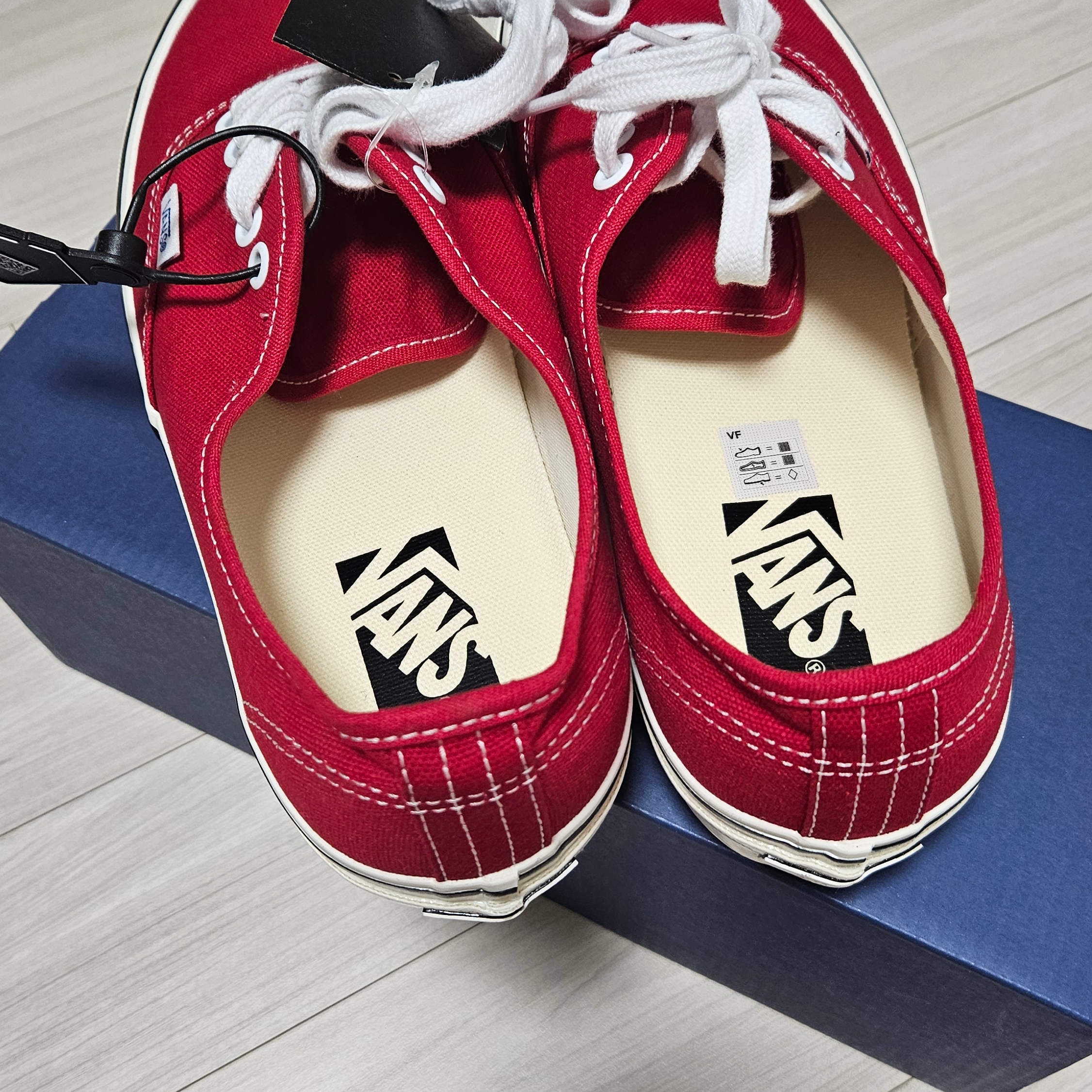 Vans Premium Authentic Reissue 44 LX Racing Red Marshmallow 착용 스타일 - 1