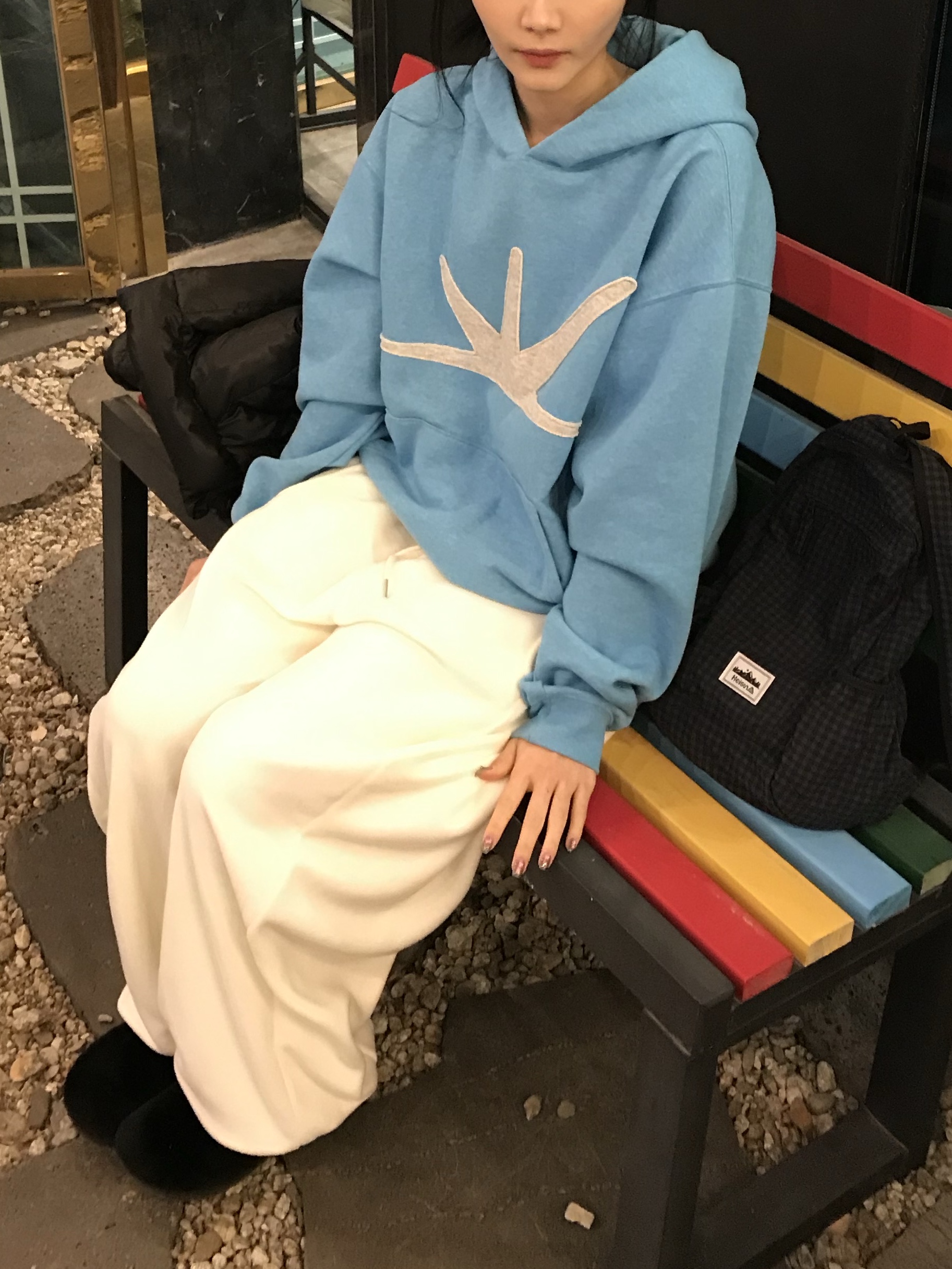 [더블적립] sunlovetour Daybreak Brushed Hoodie Heather Blue 착용 스타일 - 2