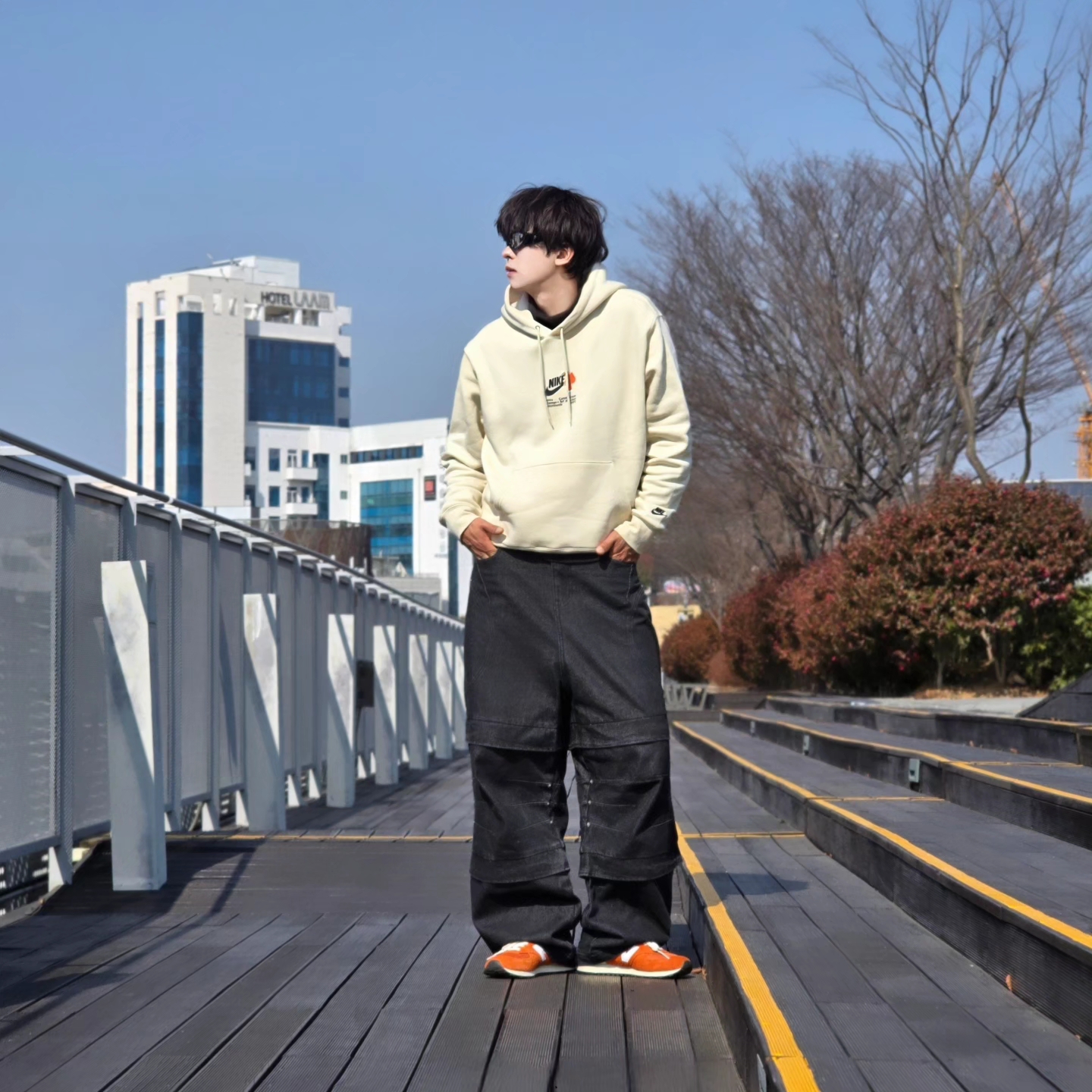 Nike Club Fleece Pullover Hoodie Light Khaki, Flavorism Double Layered Wide Denim Pants Black 착용 스타일 - 4