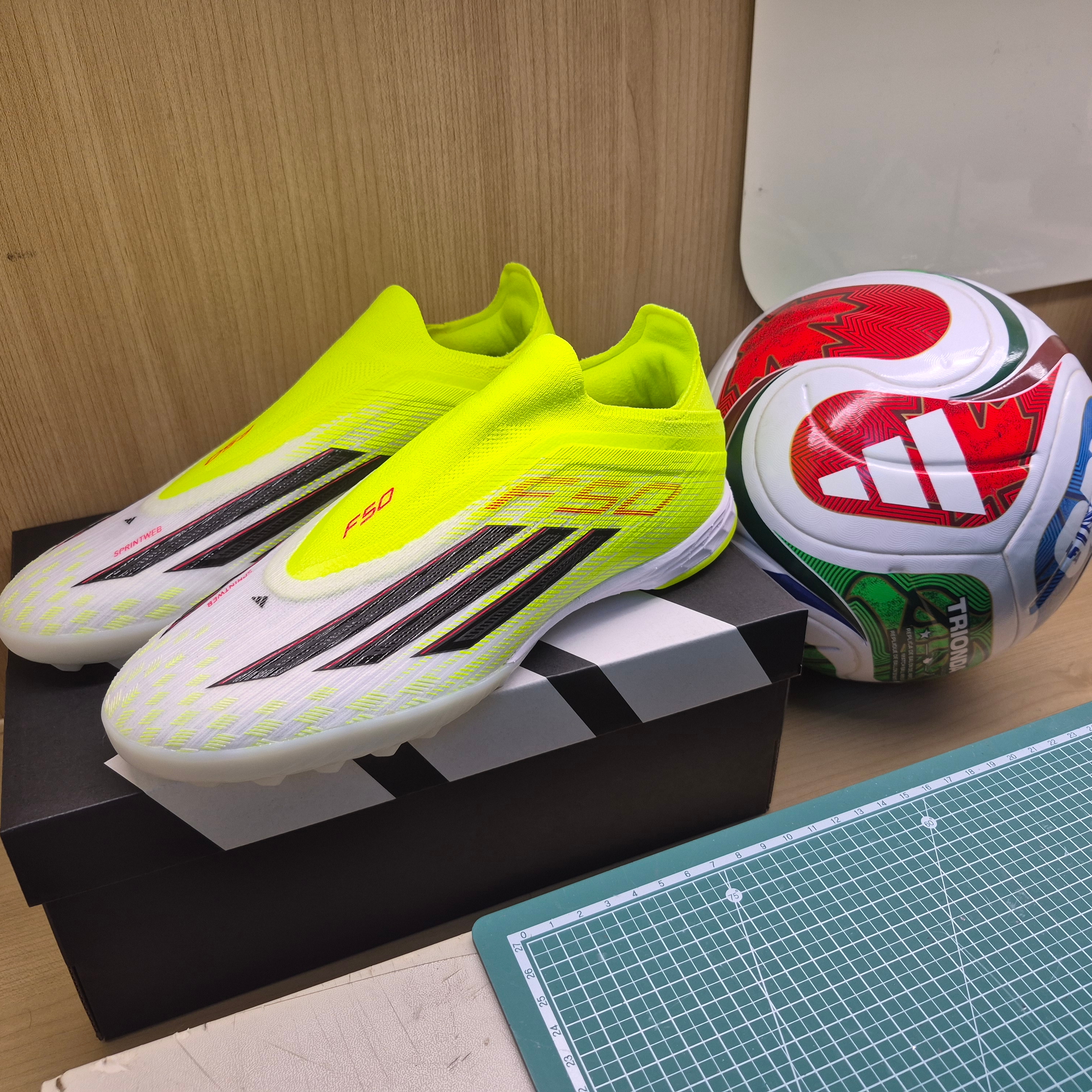 Adidas F50 Pro Laceless TF Team Solar Yellow 2 Core Black 착용 스타일