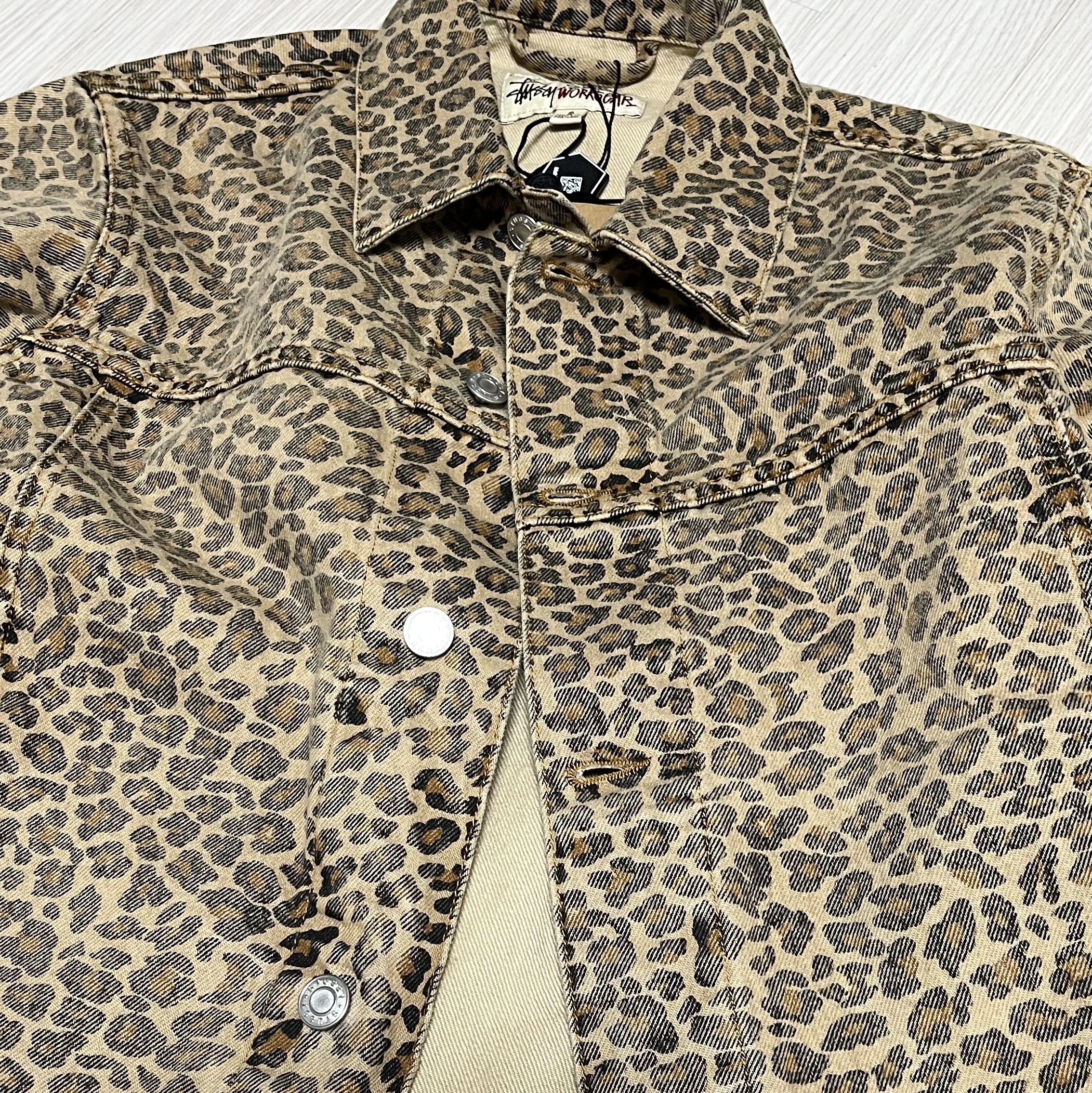 Stussy Trucker Jacket Denim Leopard 착용 스타일
