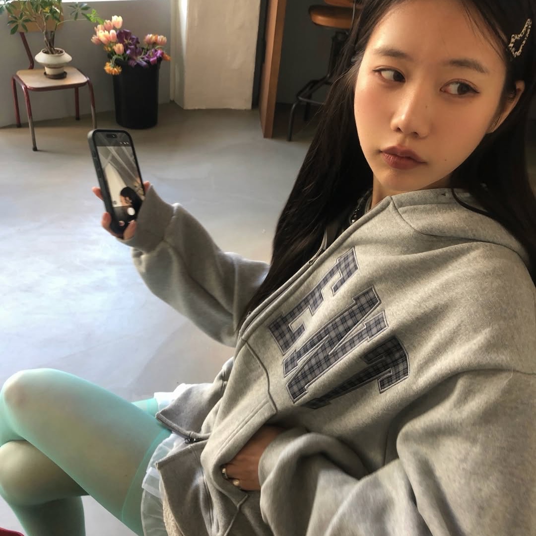 SLOW RECORD HOUSE Moment Zip-Up Hoodie Check 착용 스타일 - 3