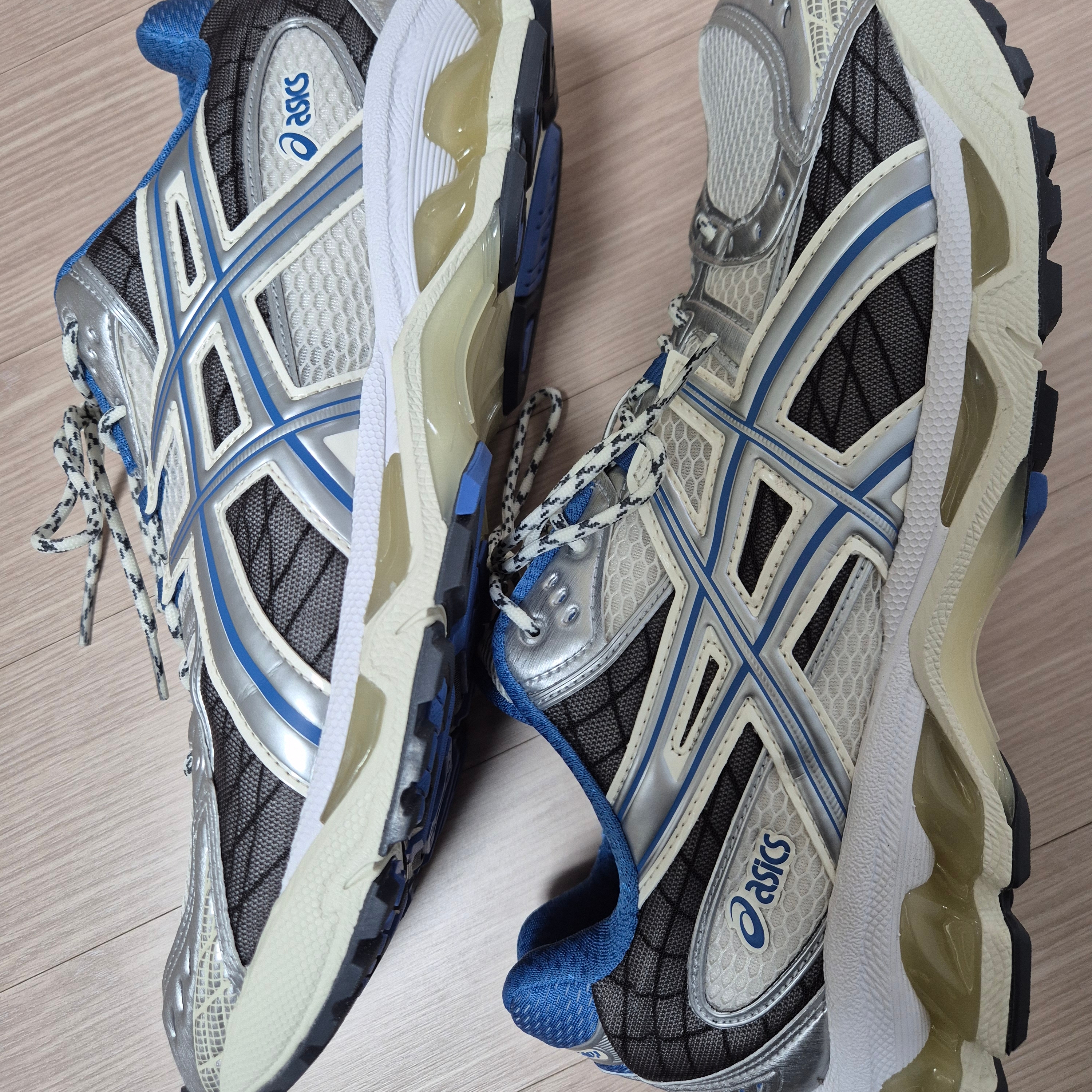 Asics Gel-Nimbus 10.1 Cream Polar Night 착용 스타일 - 3
