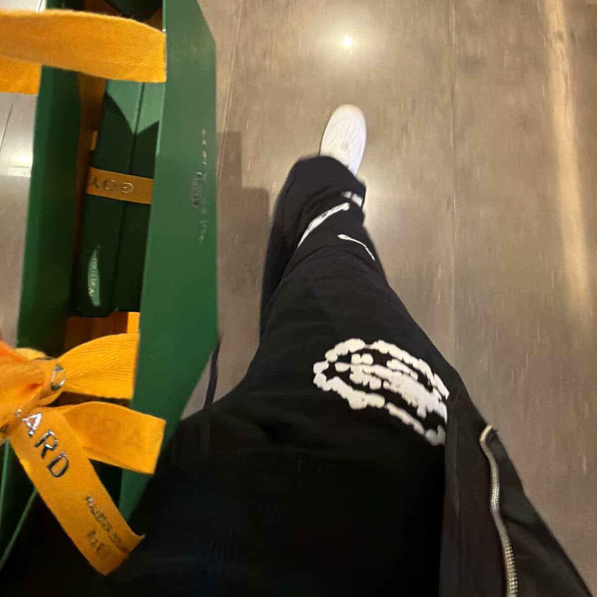 Denim Tears x Corteiz Island Wreath Sweatpants Black, Goyard Insert Victoire Card Holder Green 착용 스타일 - 1