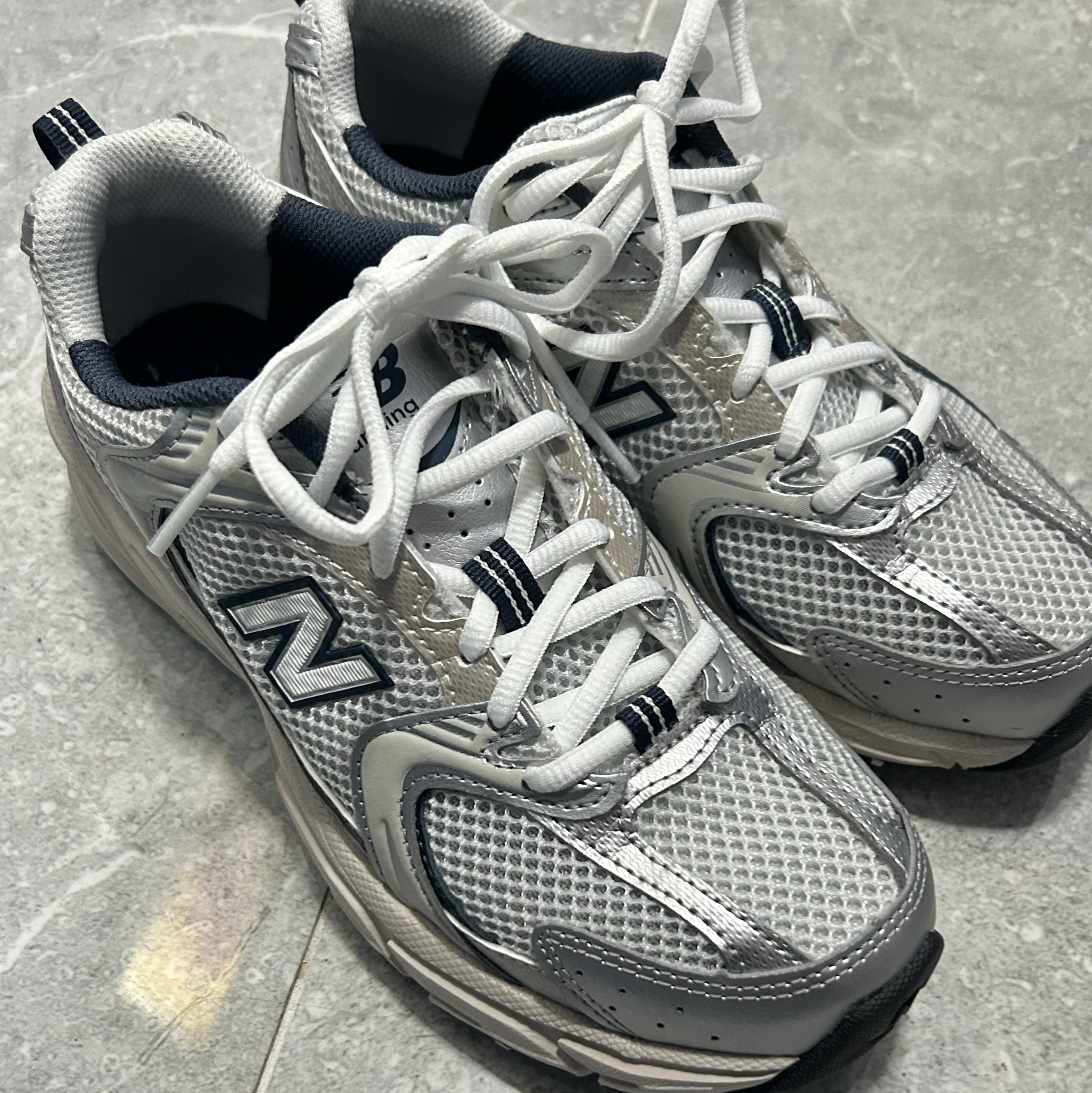 New Balance 530 Steel Grey 착용 스타일 - 1
