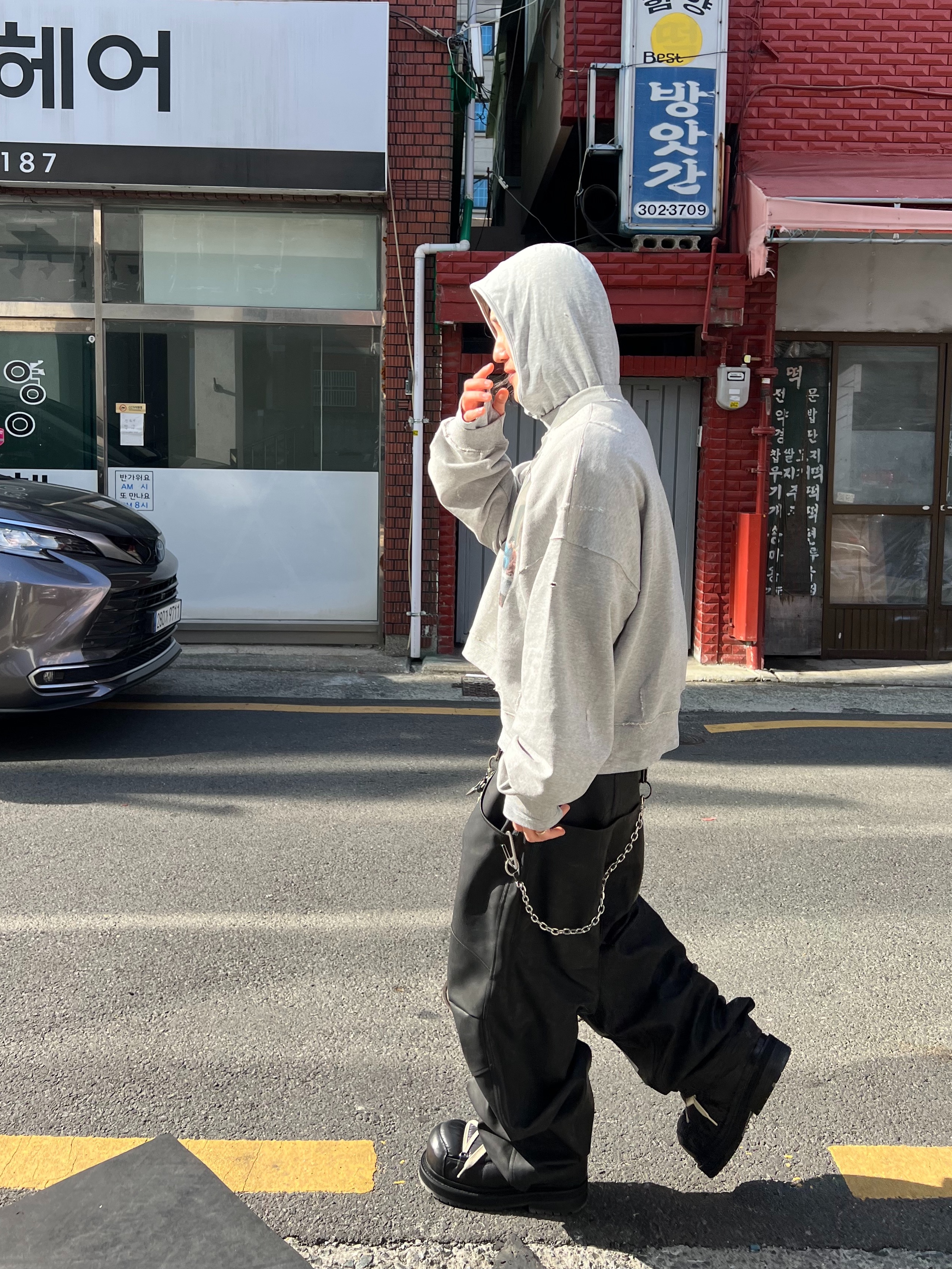 Our Legacy Ladon Brass Keychain Matte Nickel, MJD x Koin Seoul 3D Knee Eco Leather Pants Black 착용 스타일 - 2