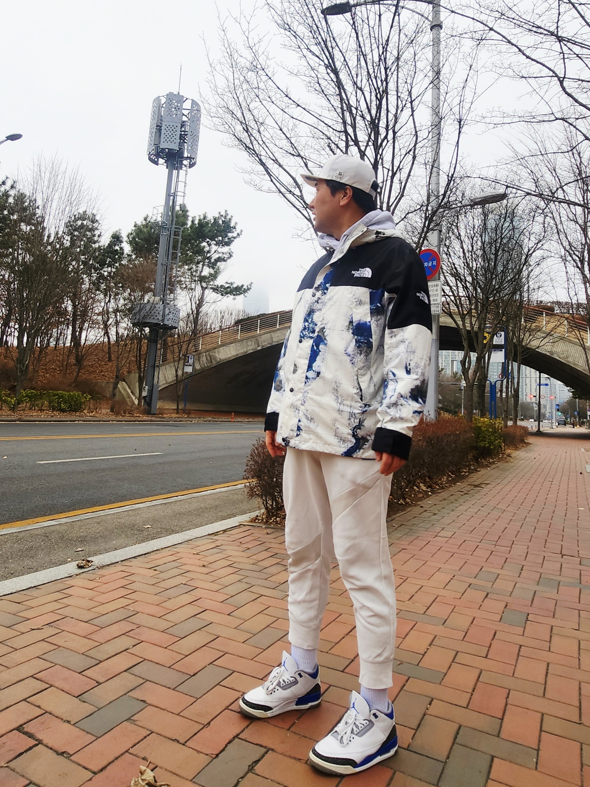 The North Face White Label Novelty Dalton Anorak White Sand, Jordan 3 Retro Racer Blue 착용 스타일