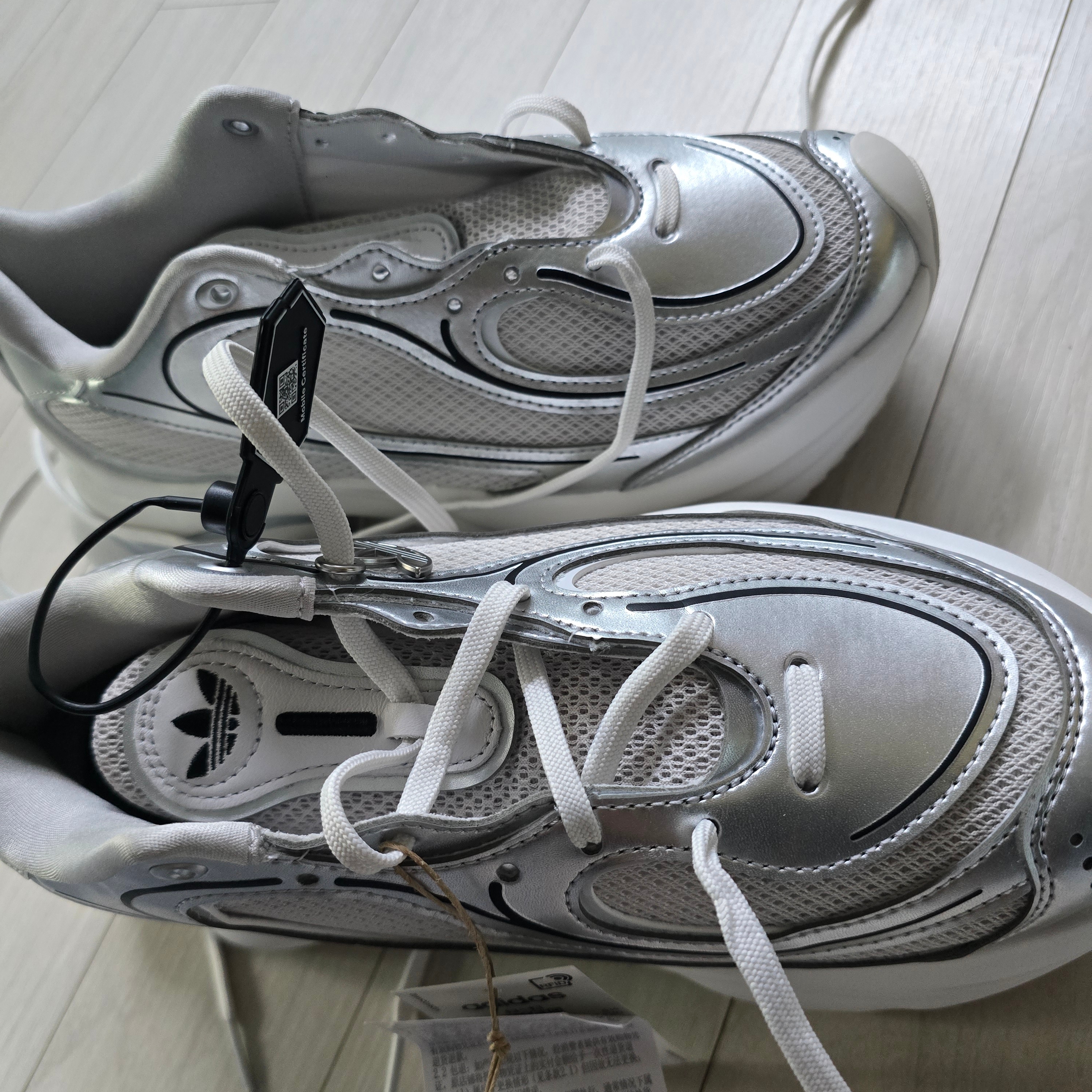 (W) Adidas Ozvenuz Silver Metallic Grey One 착용 스타일