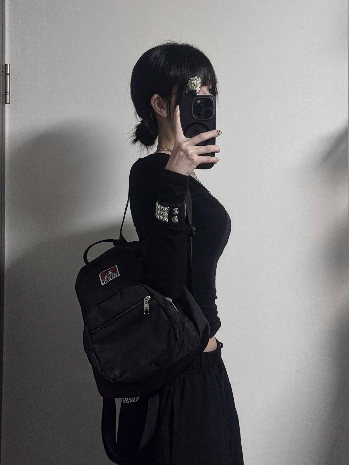 DIRT NAP Square Stud Leather Bracelet 착용 스타일