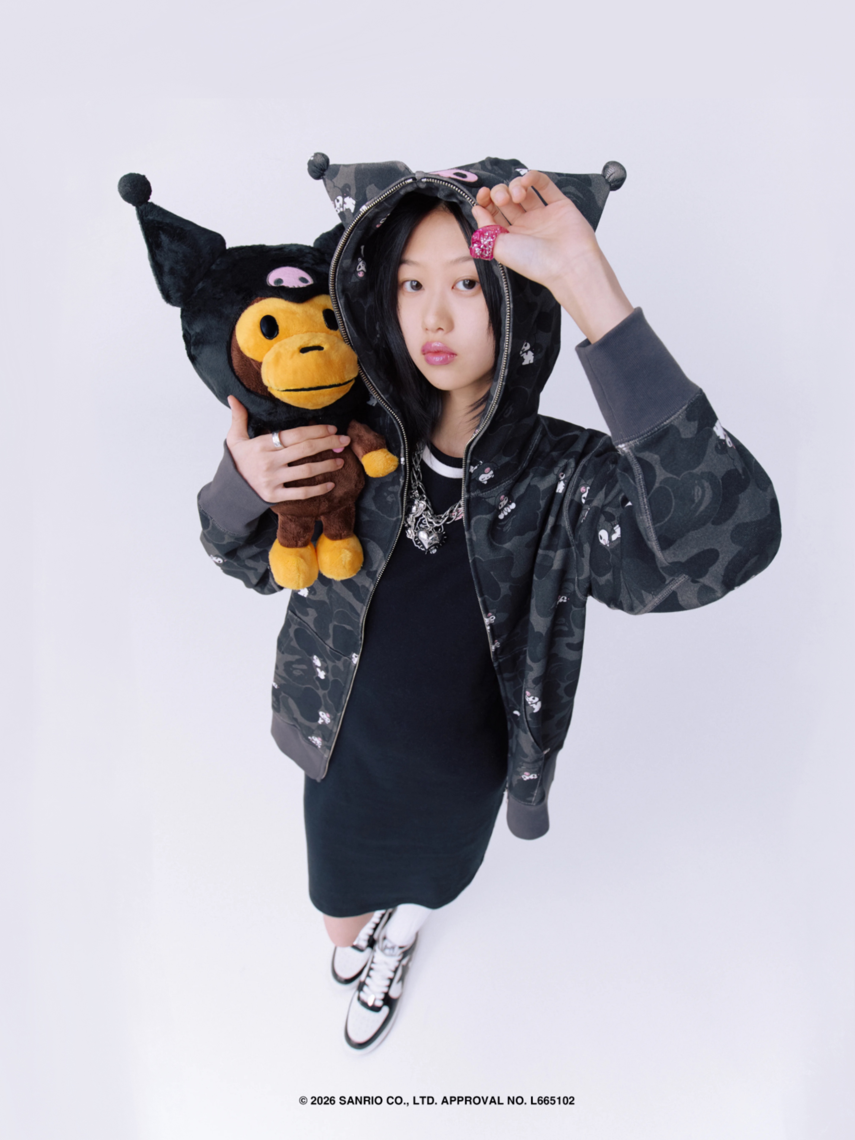 (W) BAPE x Sanrio Characters Hello Kitty Camo Full Zip Hoodie Pink, (W) BAPE x Sanrio Characters College Mini T-Shirt White 착용 스타일 - 7