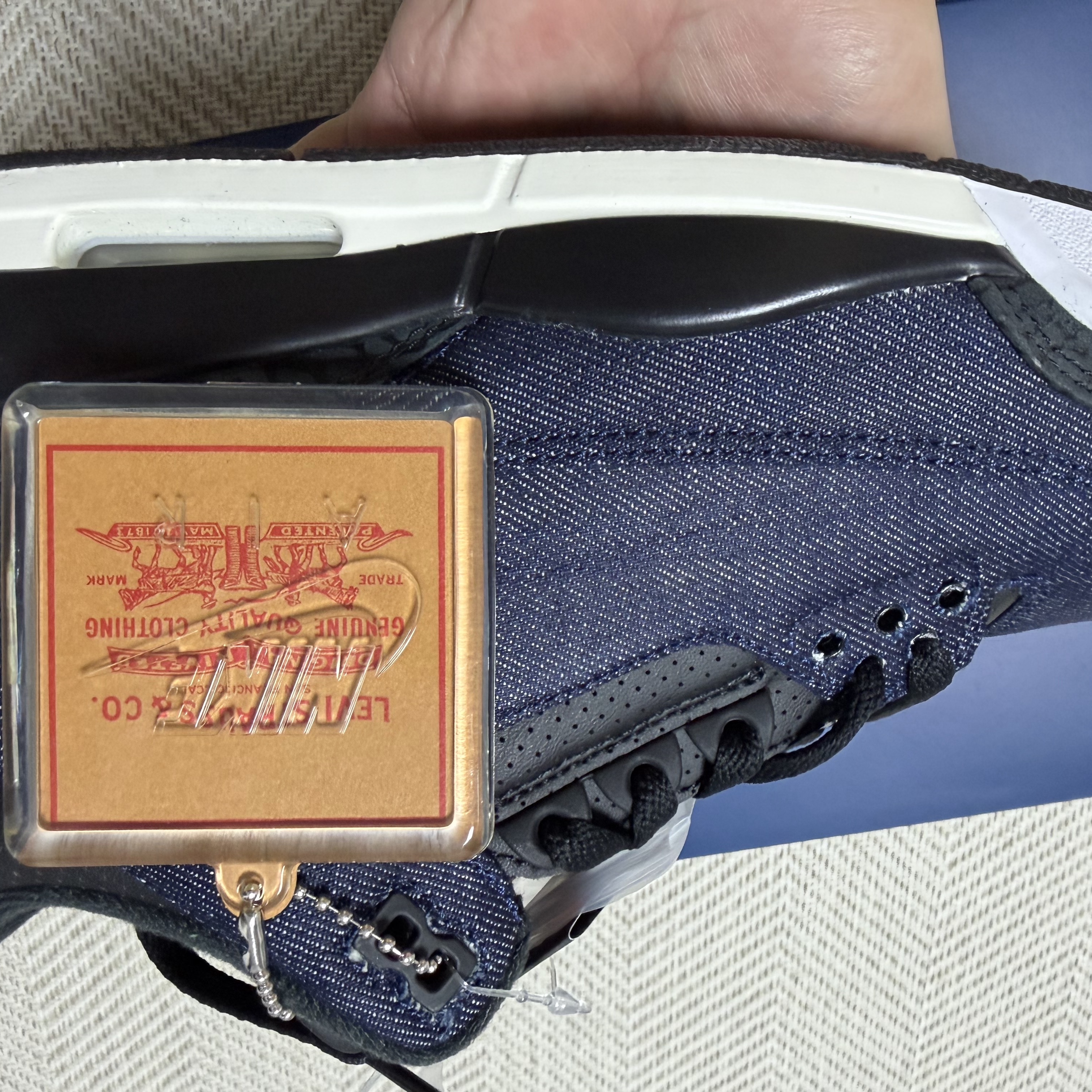 Jordan 3 x Levi’s Indigo and Gym Red 착용 스타일 - 7