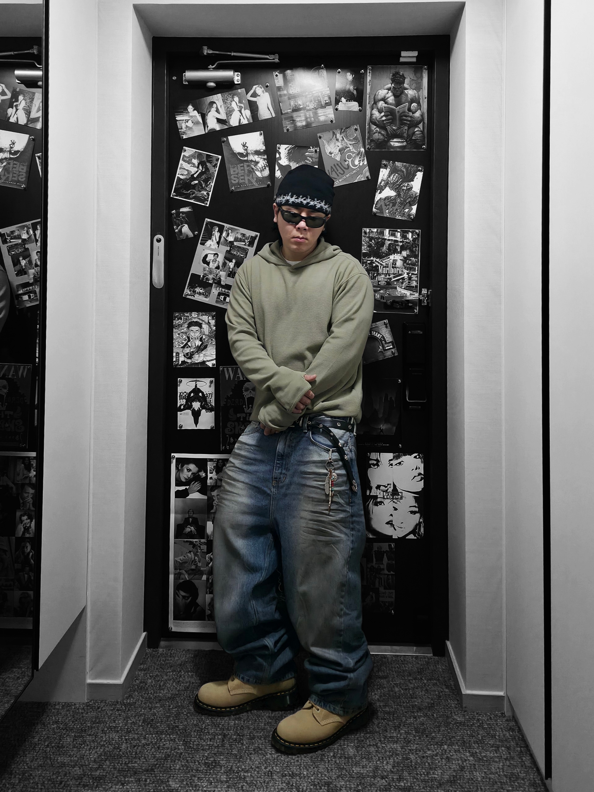Ray-Ban DADDY-O II Polished Black Frame Green Classic G-15 Lenses, Dr. Martens 939 Bronx Suede Ankle Boots Tan 착용 스타일 - 3