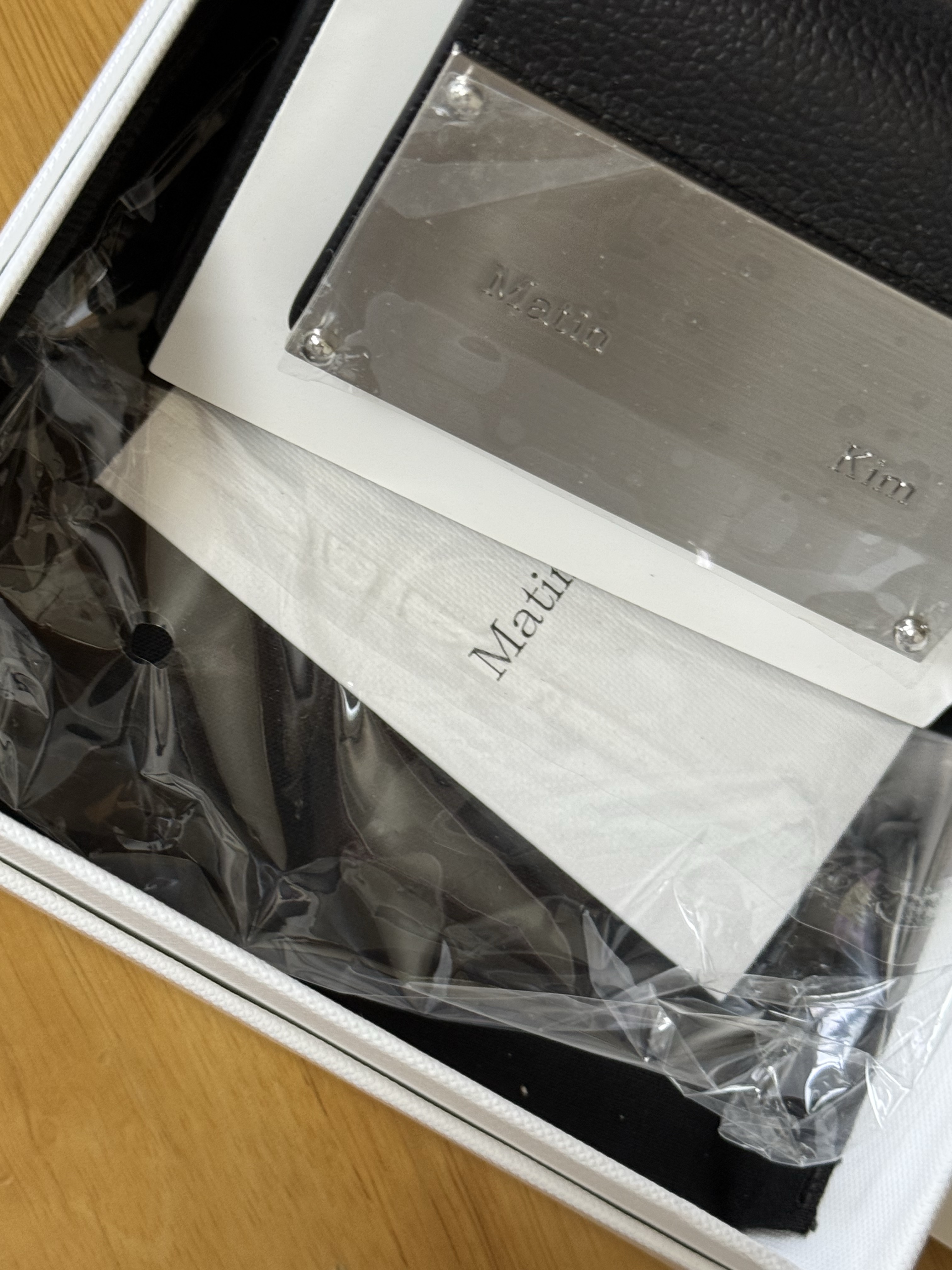 Matin Kim Accordion Wallet Black 착용 스타일