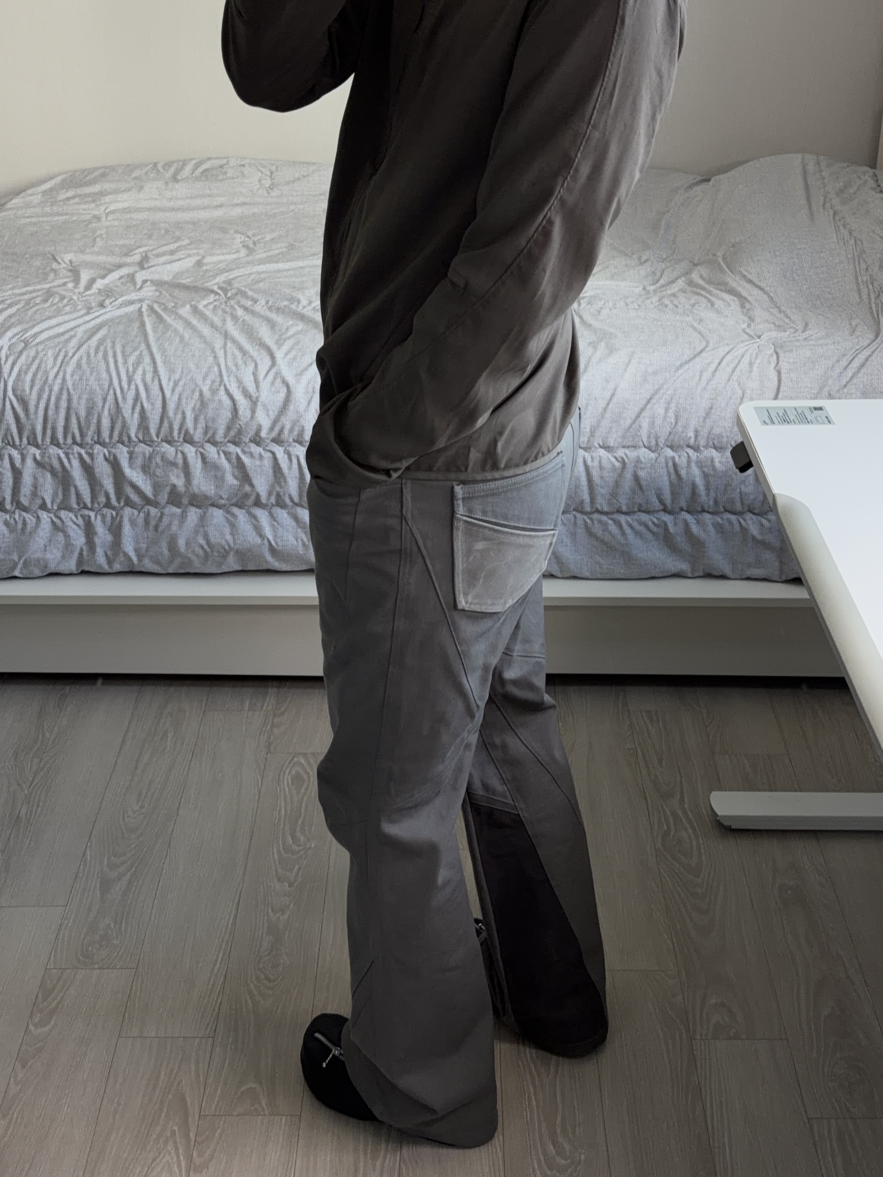 Xlim EP.8 05 Trousers Deep Taupe 착용 스타일 - 1