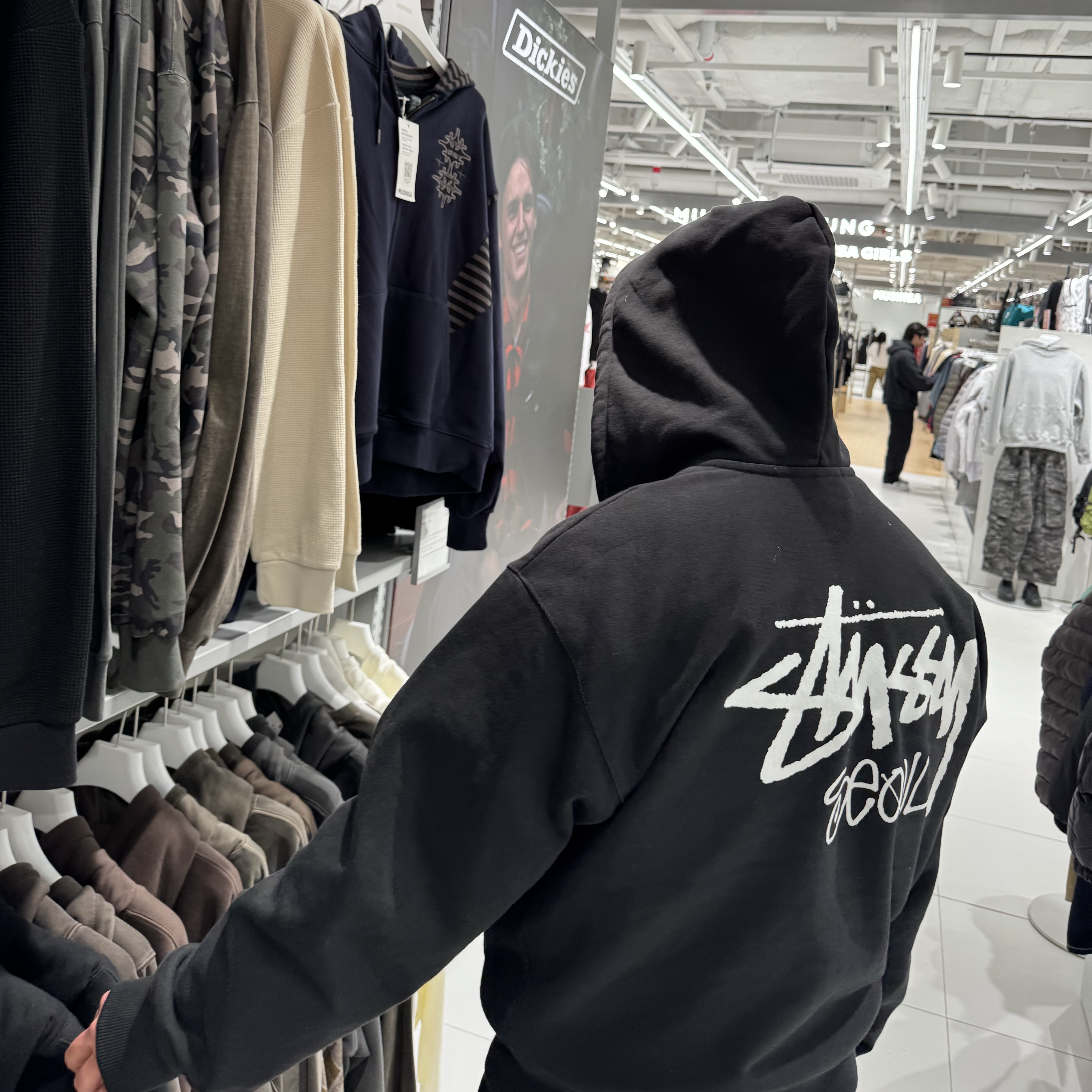 Stussy Stock Seoul Zip Hood Black 착용 스타일 - 2