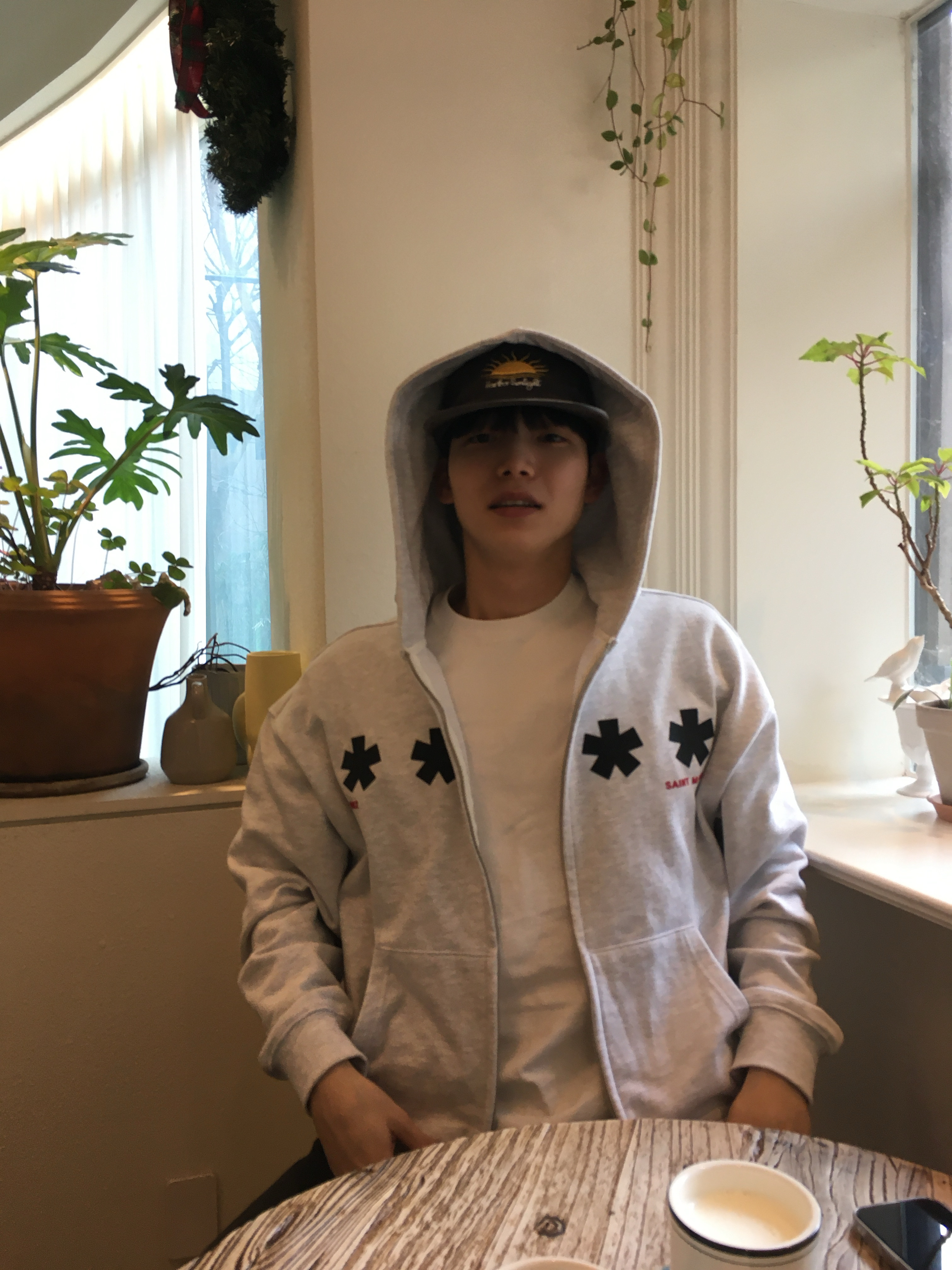 AMOU Square Star Hoodie Zip Up White Melange 착용 스타일 - 2