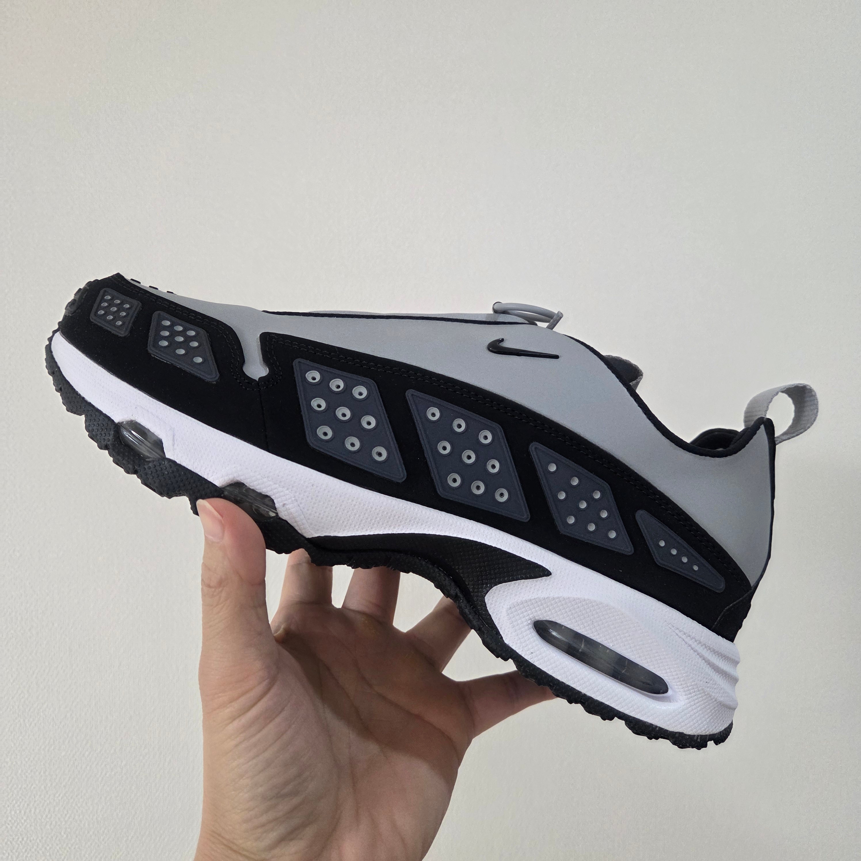 (W) Nike Air Max SNDR Silver and Anthracite 착용 스타일