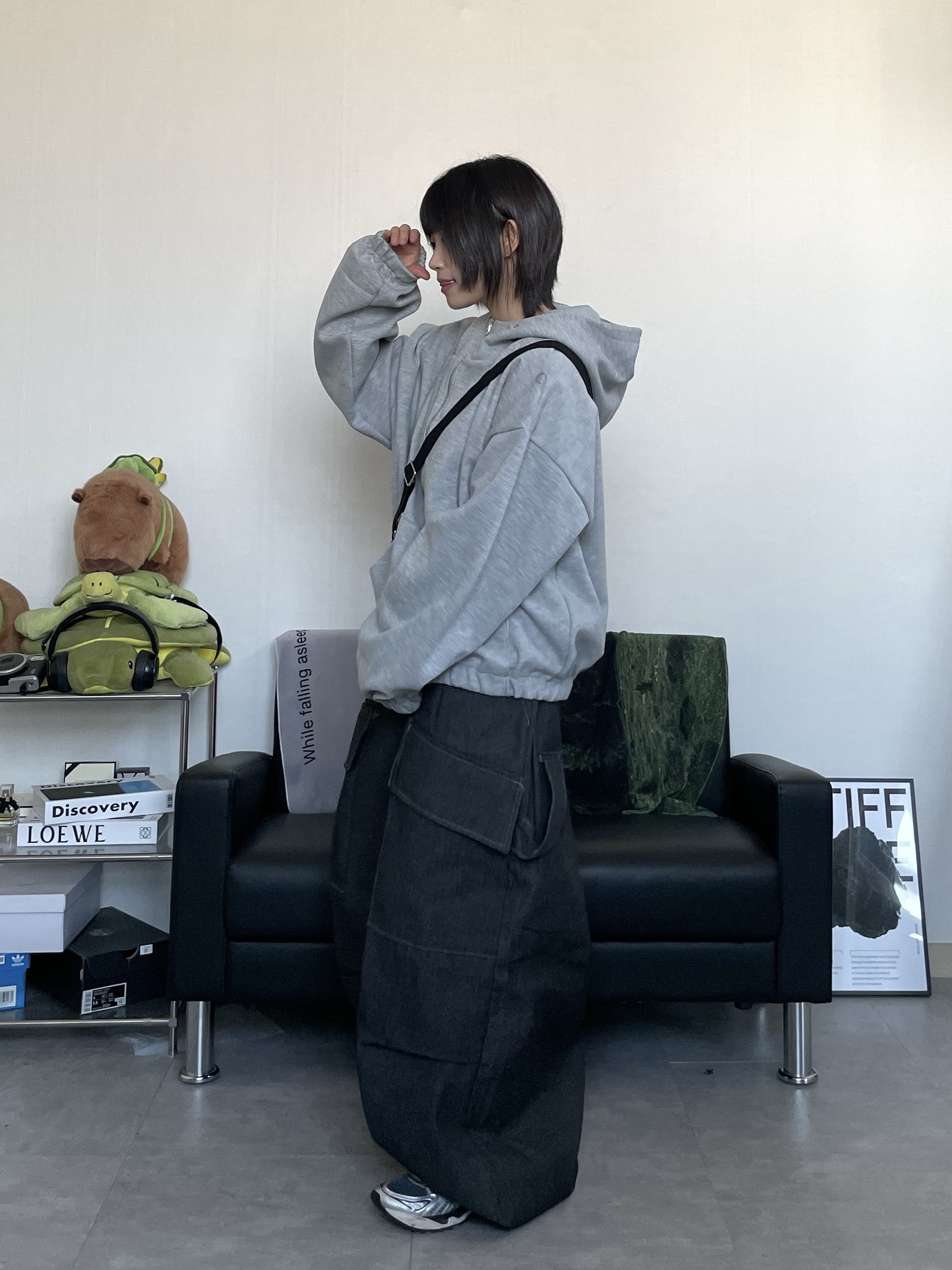 Beats Solo 4 Wireless On Ear Headphone Matt Black (Korean Ver.), Stussy Canvas Side Pouch Washed Black 착용 스타일 - 3