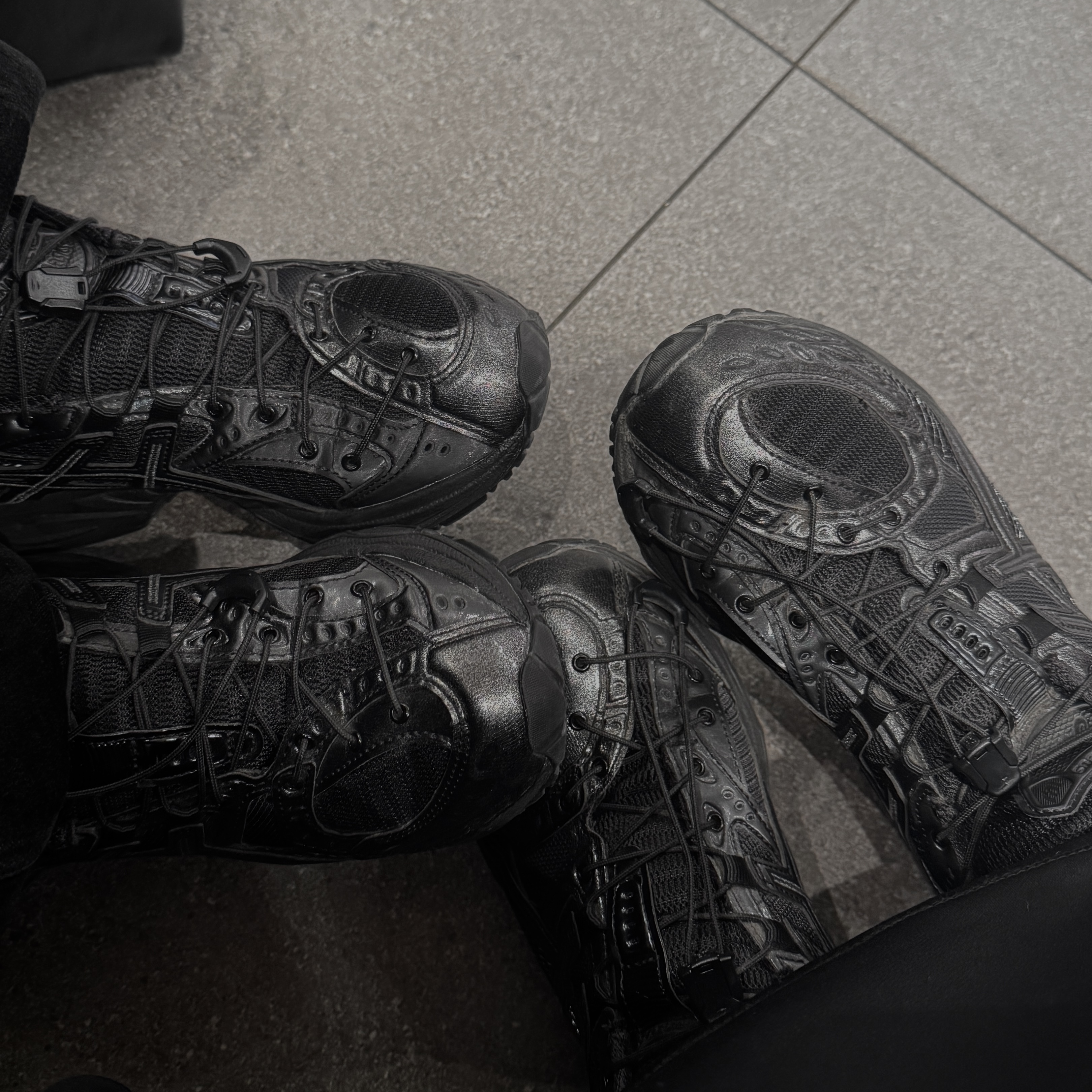 Asics x Unaffected Gel-Nimbus 10.1 Black Black 착용 스타일