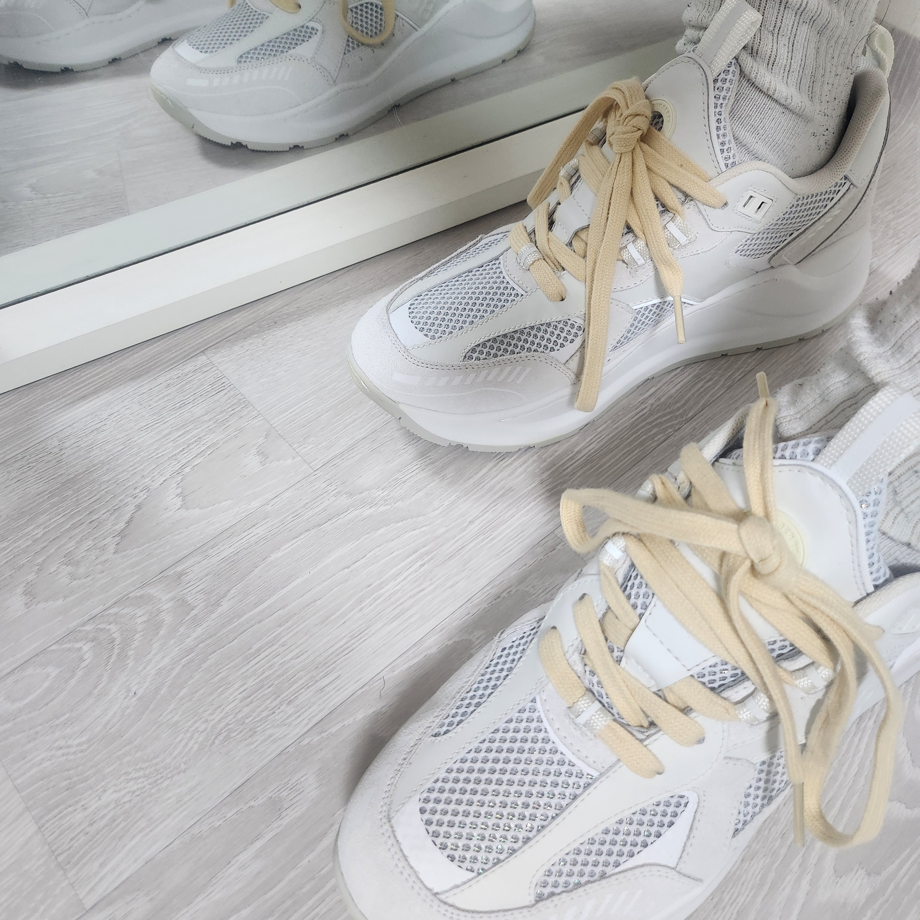 Burberry Leather Suede and Mesh Sneakers White 착용 스타일 - 2