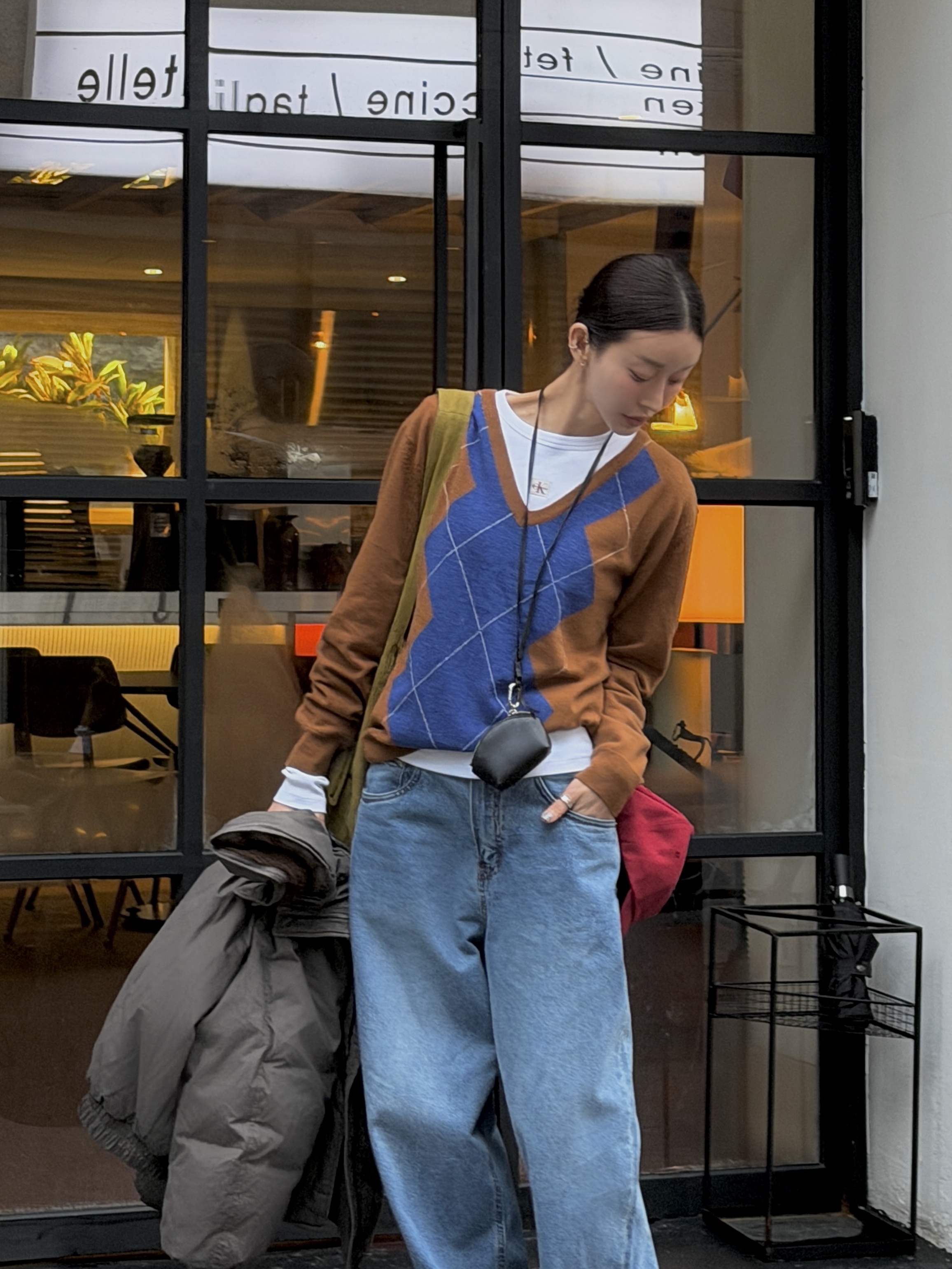 POTE 0007 Layered Pouch Hobo Bag Suede Olive 착용 스타일 - 4