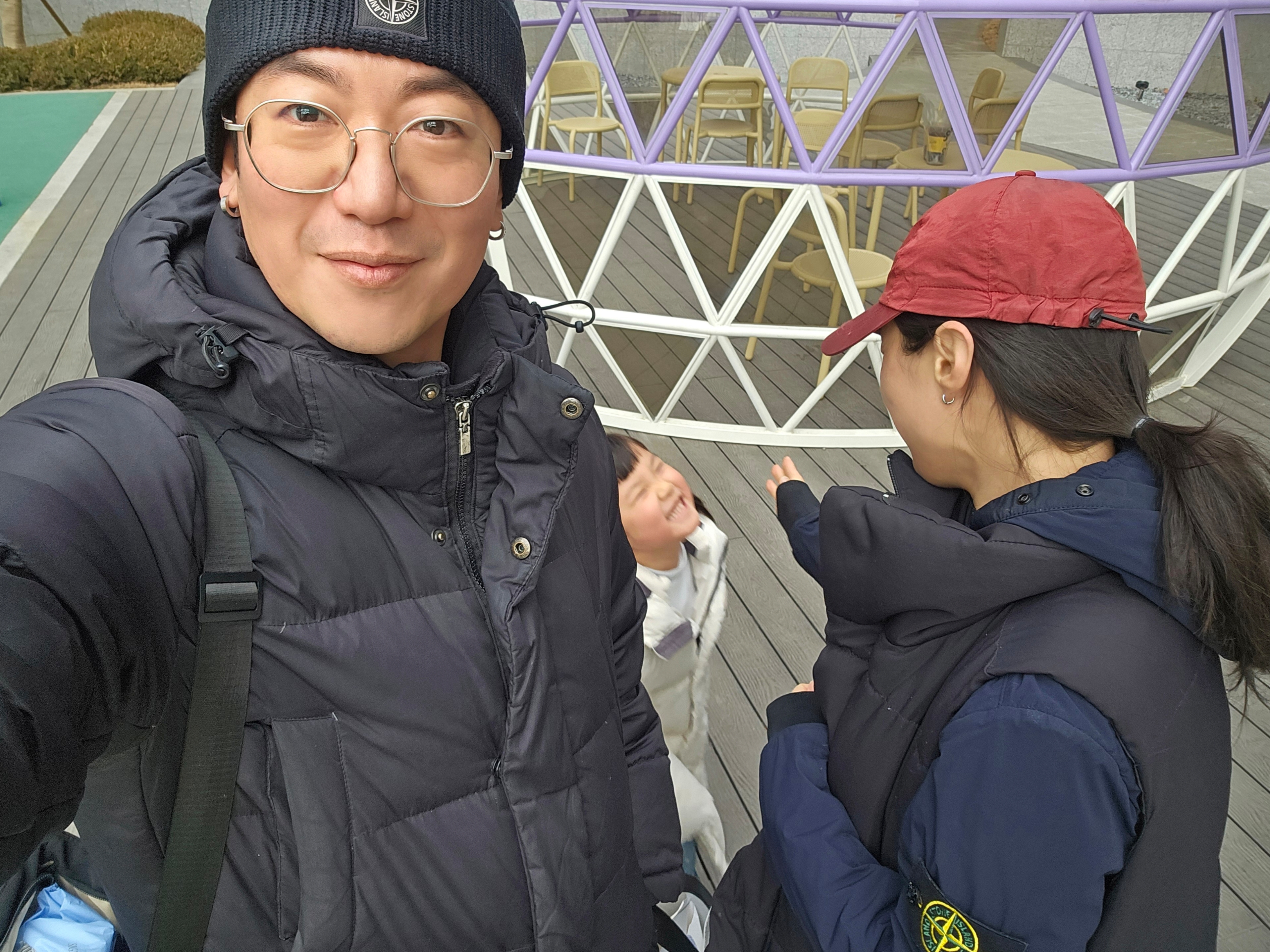 Stone Island N04C6 Logo Patch Beanie Black - 21FW, Stone Island 99576 Nylon Metal 6-Panel Cap Red - 24SS 착용 스타일