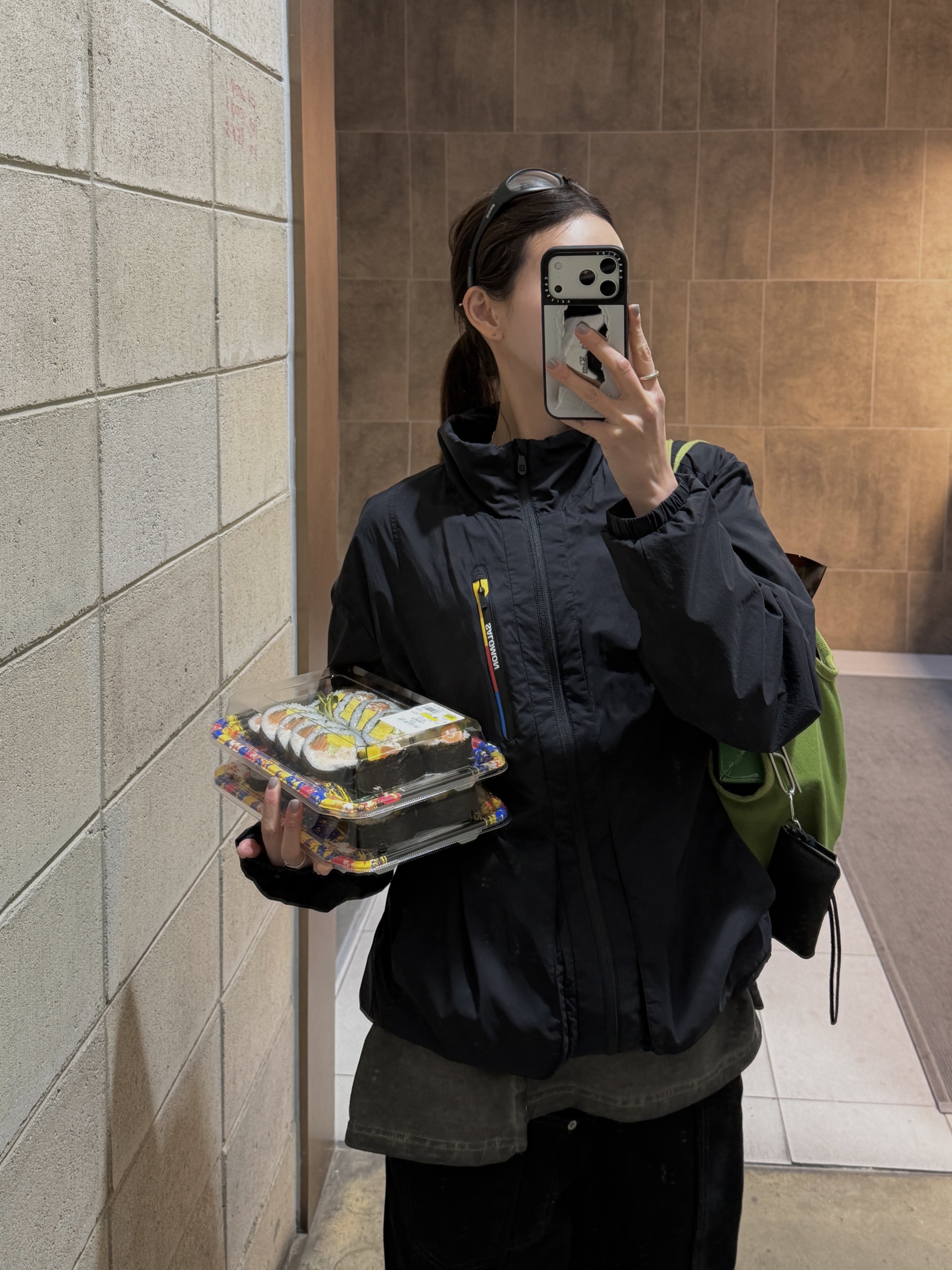 Salomon Modisay Windshell Jacket Black, Oakley Factory Team x Brain Dead Flesh White Birch 착용 스타일 - 1