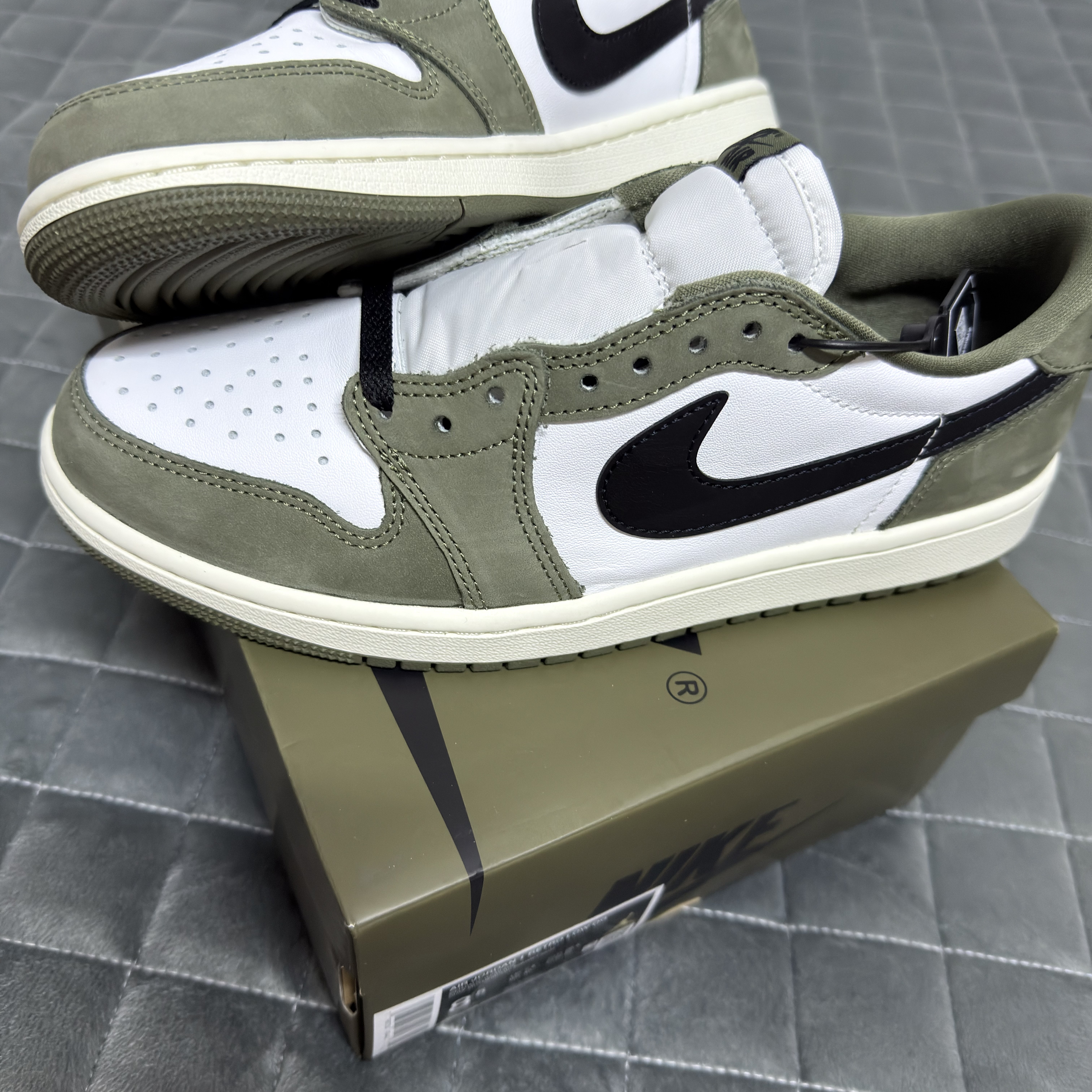 Jordan 1 Retro Low OG Medium Olive and Summit White 착용 스타일 - 5