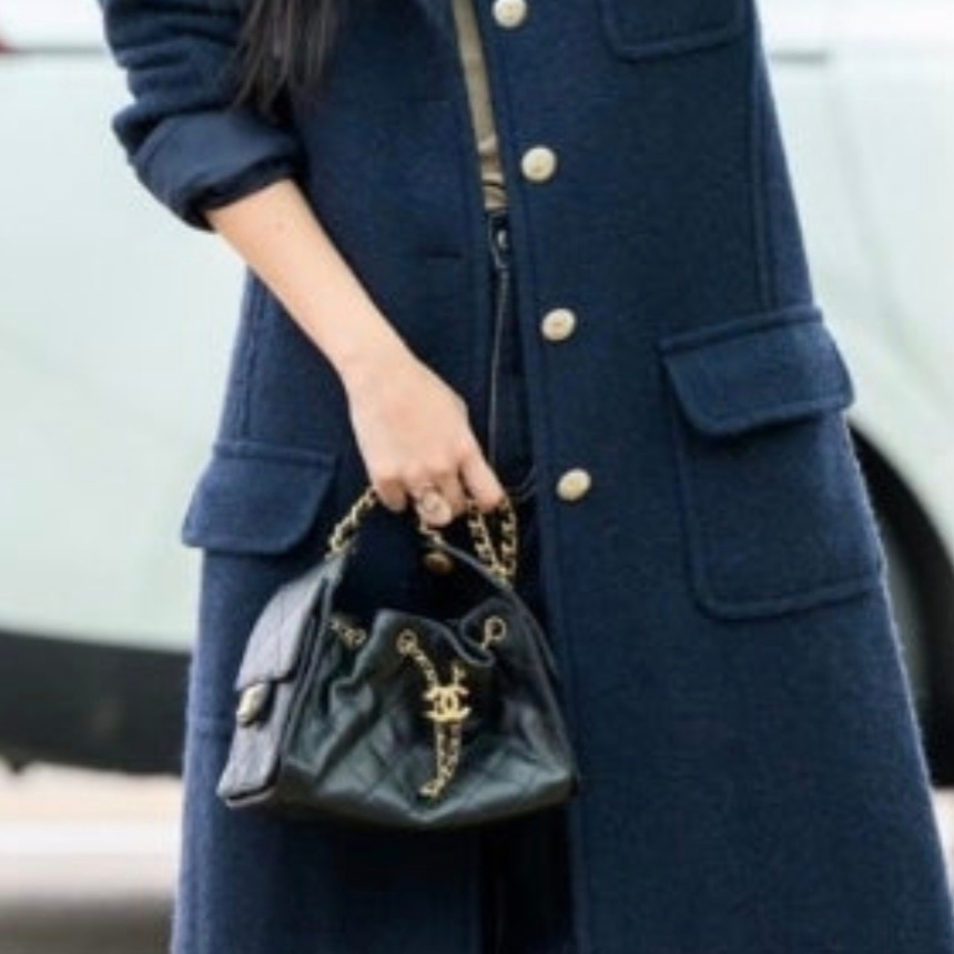 Chanel 25 Mini Bag Grained Calfskin & Gold Black 착용 스타일 - 2