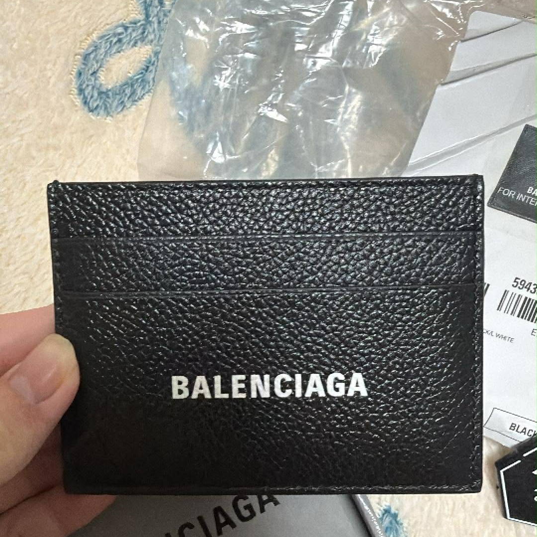 Balenciaga Cash Card Holder Black 착용 스타일