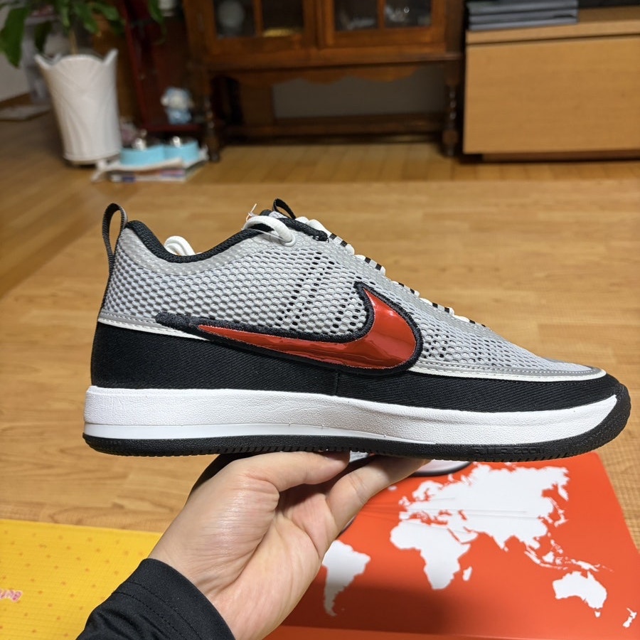 Nike Book 2 Spiridon EP Metallic Silver Black 착용 스타일 - 4