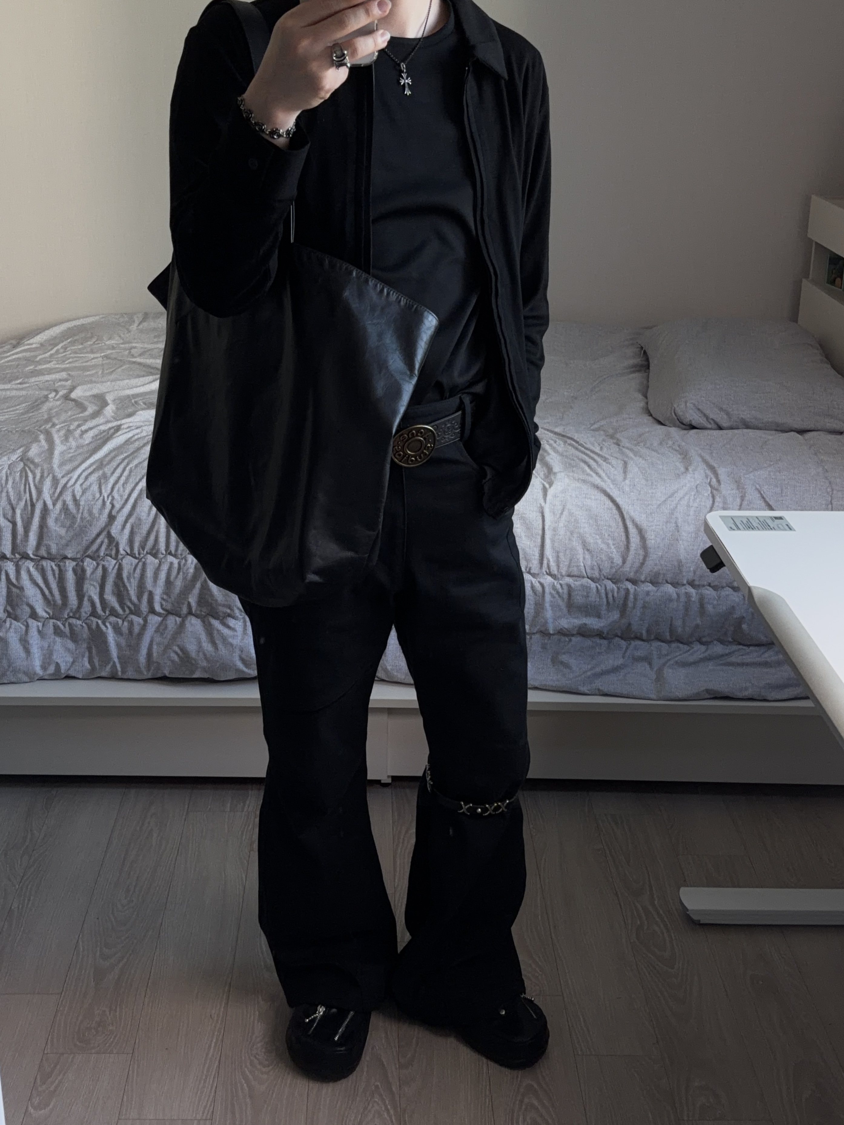 Xlim Ep.8 05 Trousers Black, Crocs x Beams Classic Clog Black Silver 착용 스타일