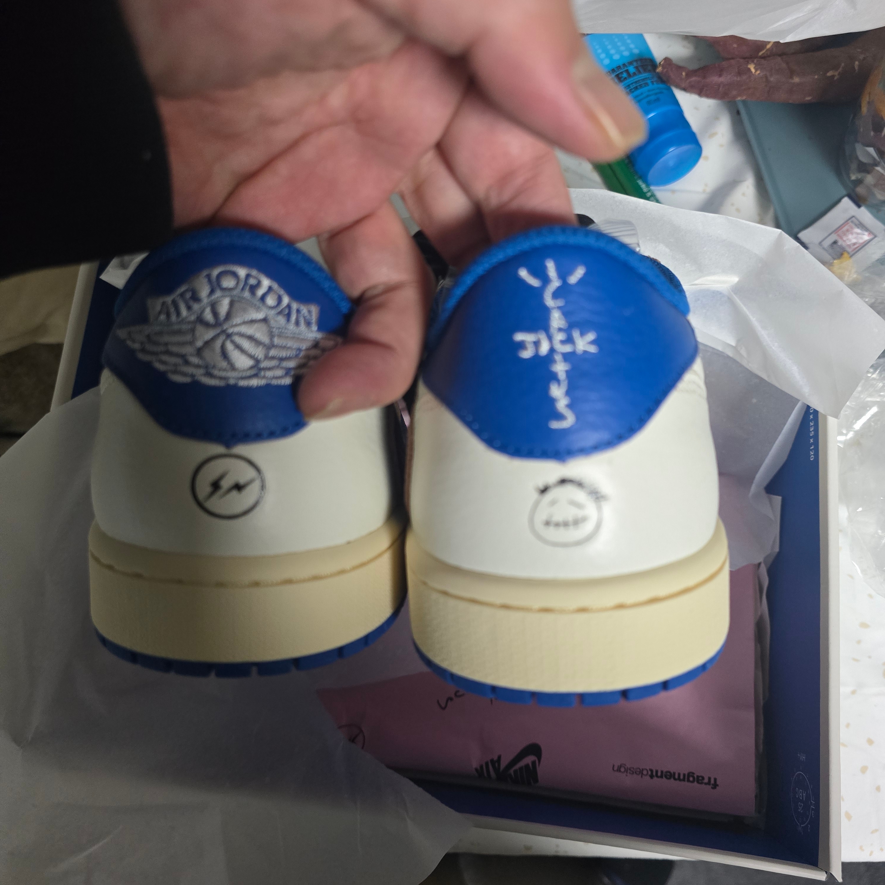Jordan 1 x Travis Scott x Fragment Retro Low OG SP Sail Military Blue 착용 스타일 - 6