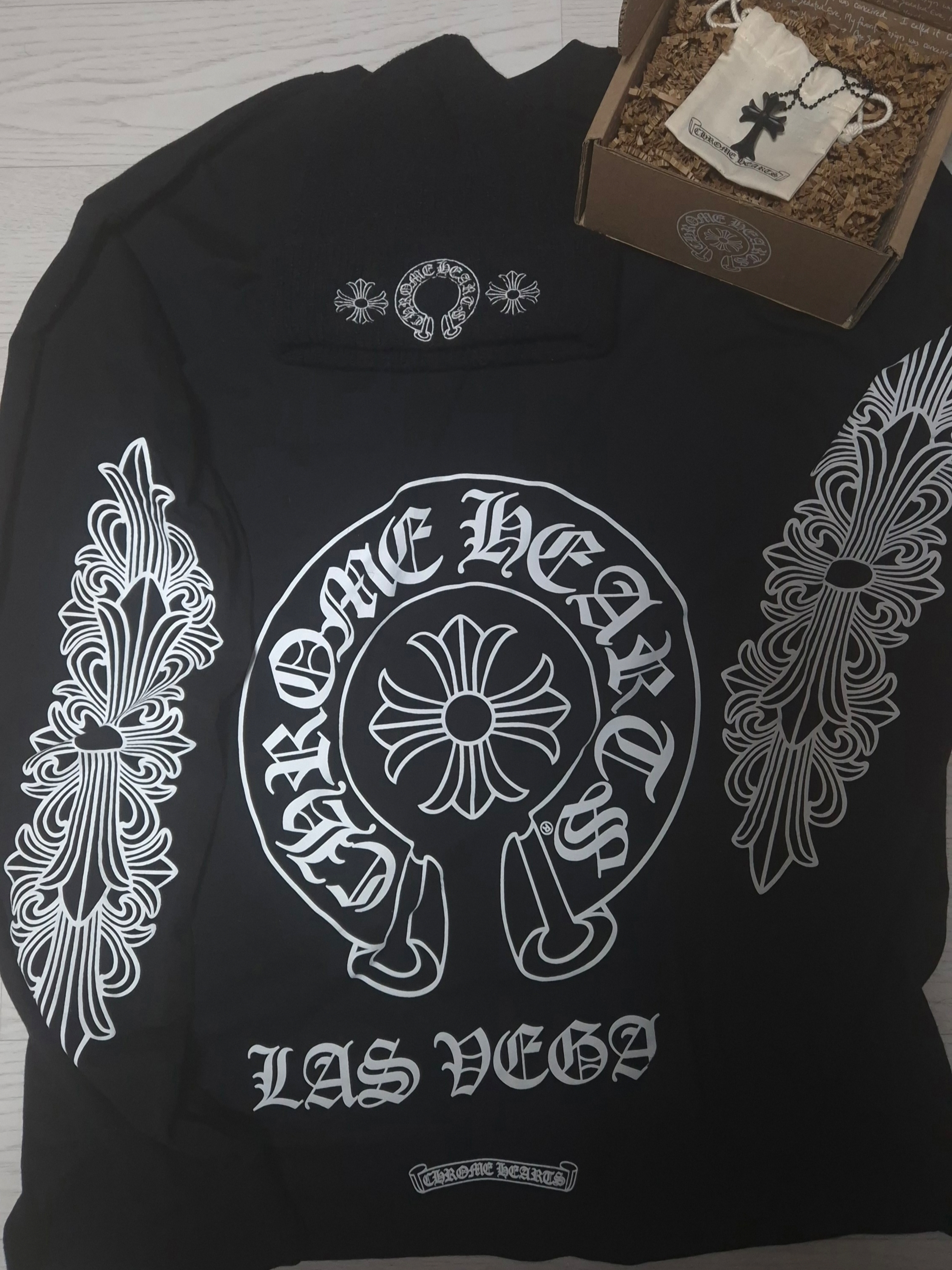 Chrome Hearts Horseshoe LS T-Shirt Black - Las Vegas Exclusive, Chrome Hearts Horseshoe Beanie Black 착용 스타일