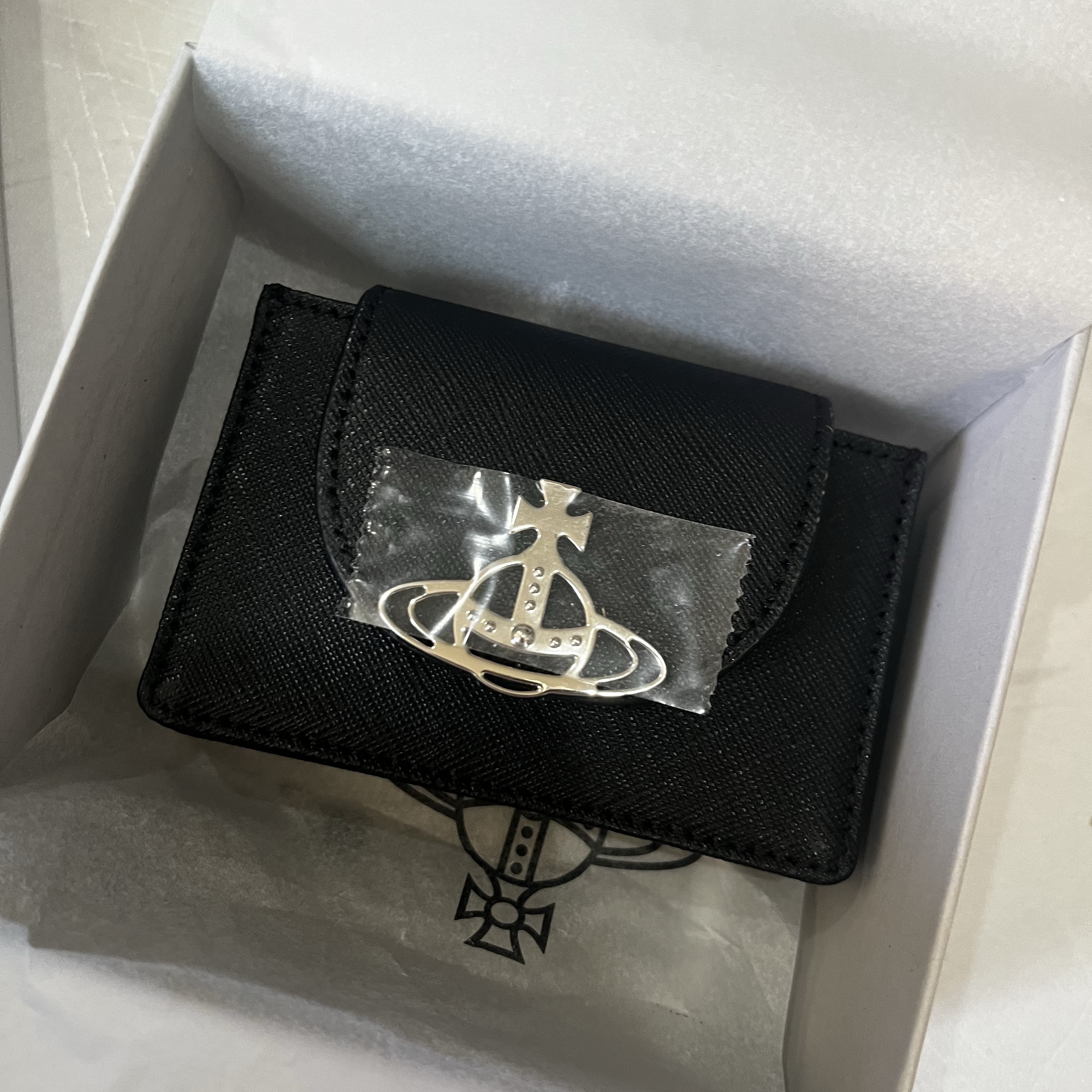 Vivienne Westwood Saffiano Flap Card Holder Black 착용 스타일 - 2