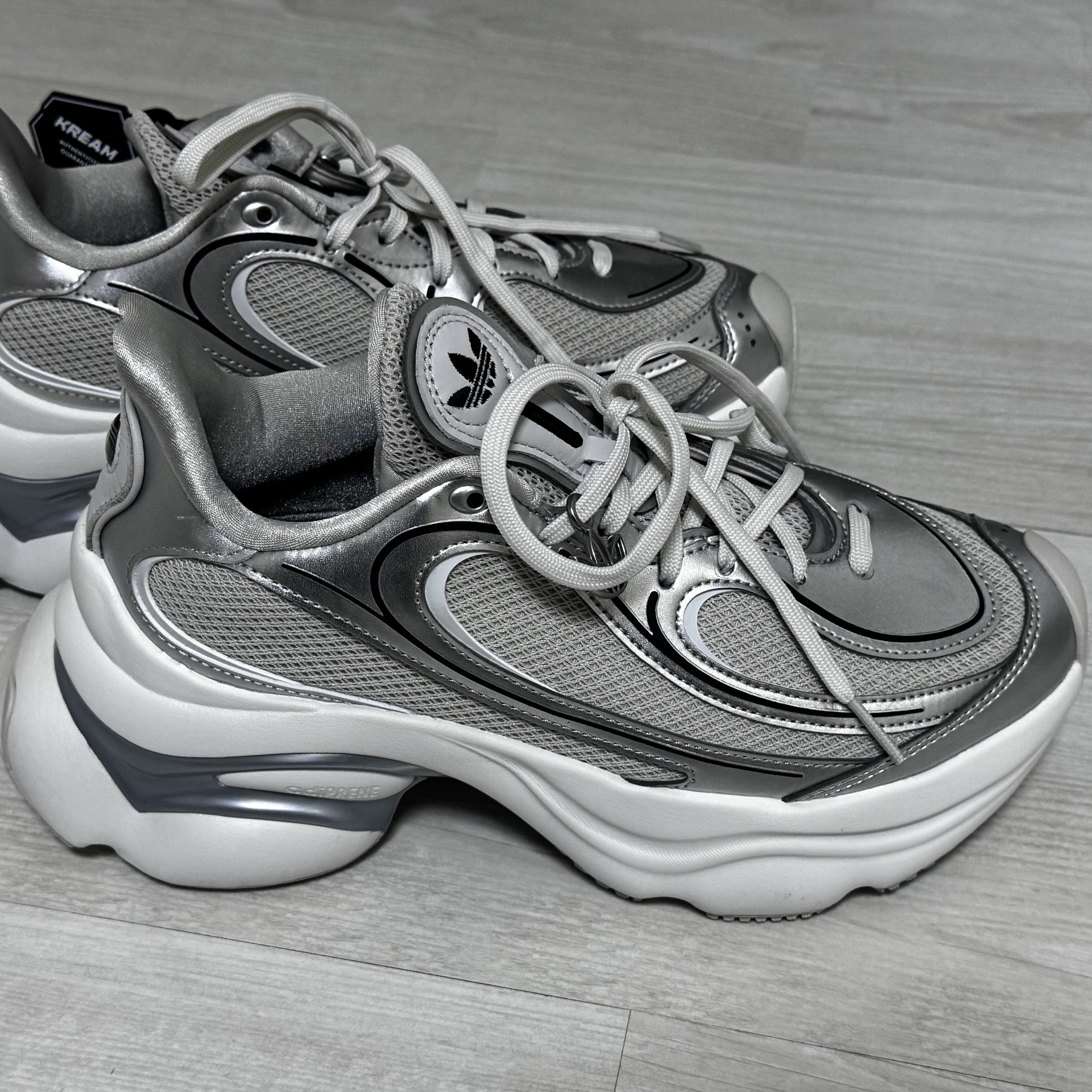 (W) Adidas Ozvenuz Silver Metallic Grey One 착용 스타일 - 2